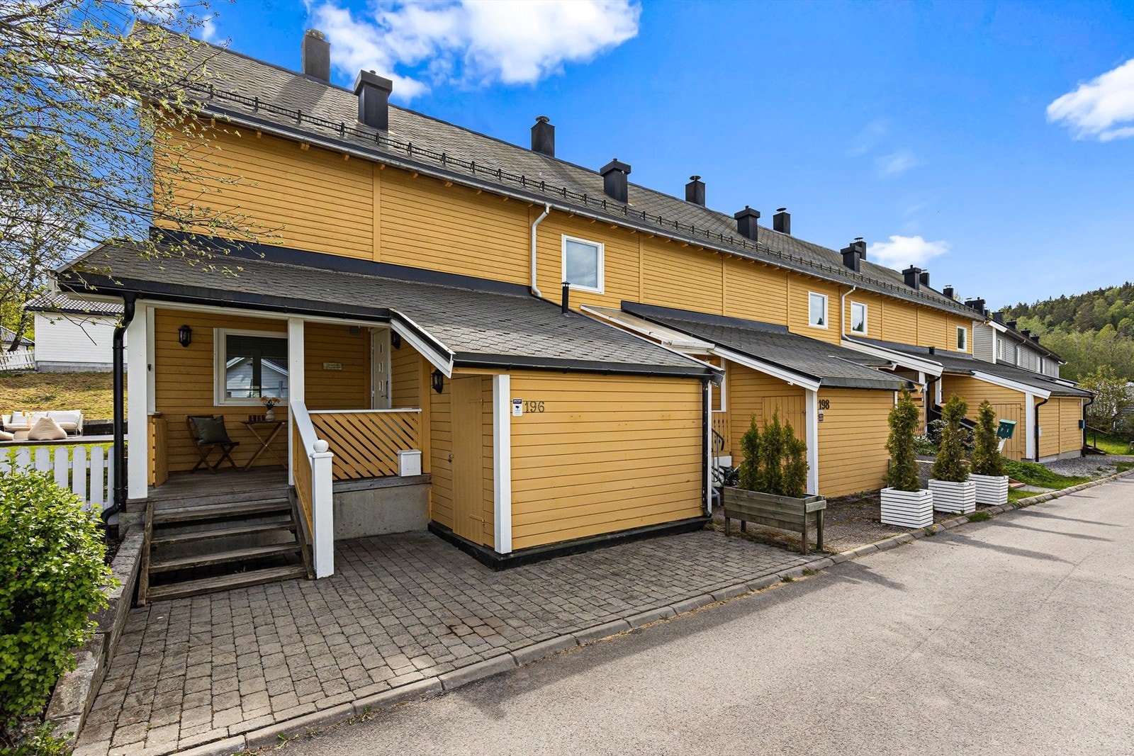 Til boligen hører en garasjeplass med et stort lagringsloft på 9 m², kun ca. 30 meter unna. Galleribilde