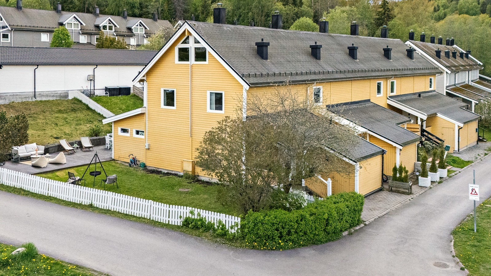 Lokalmegler Robin Lauritzen v/ Krogsveen ønsker velkommen til Munkebekken 196! Foto: Pål Aanerud Galleribilde