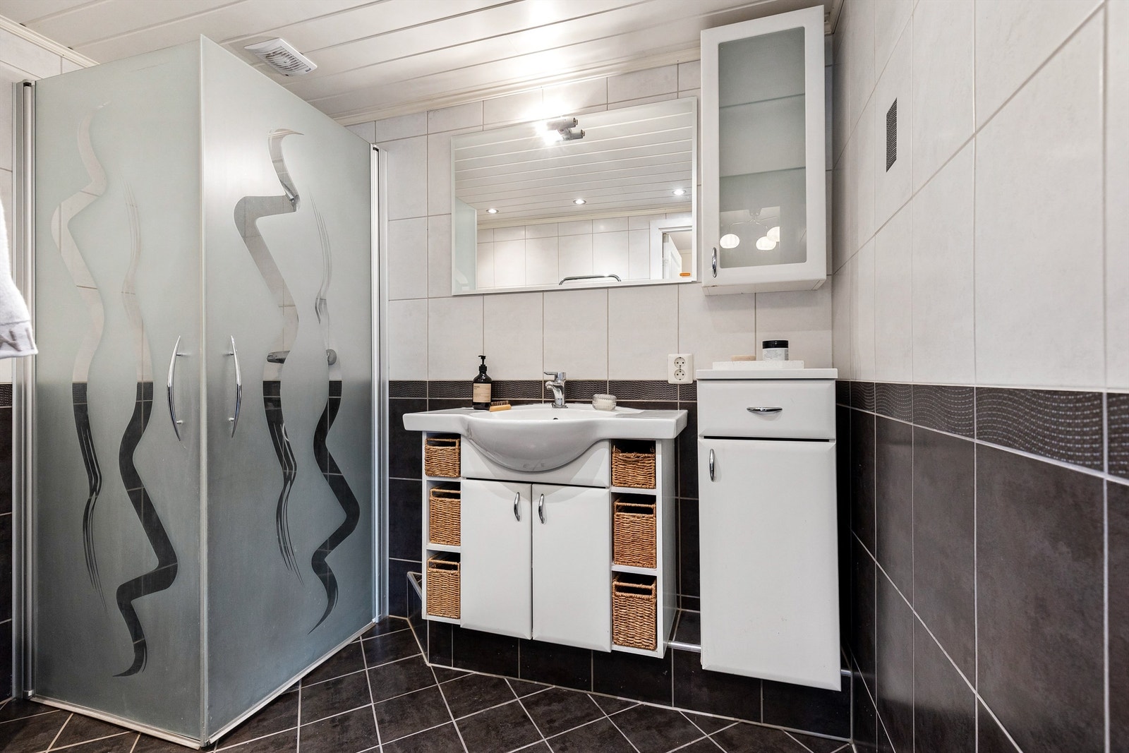 Badet ble pusset opp i 2008 og har flislagte overflater. Galleribilde