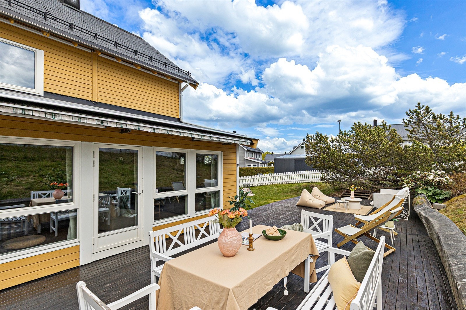 Balkongdøren fra 2017 har 3-lags pressglass og binder uteområdet sammen med stuen. Galleribilde