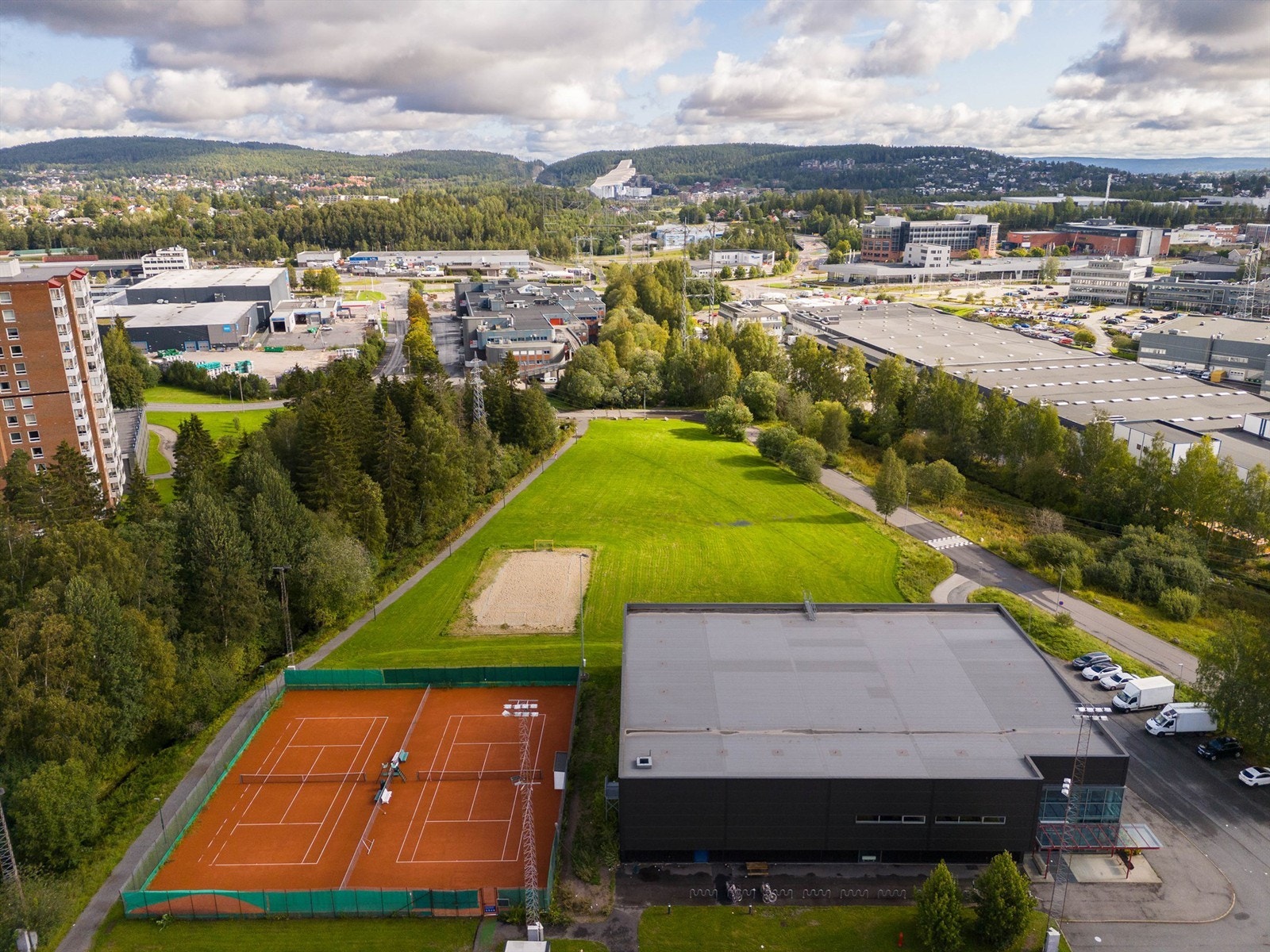 Ca. 5 minutter unna har du Ellingsrud flerbrukshall hvor Ellingsrud Håndball, Innebandy og Allidretten holder til. Like ved siden av finner du 2 tennisbaner, der Ellingsrud tennis har ca 50 aktive medlemmer. Galleribilde