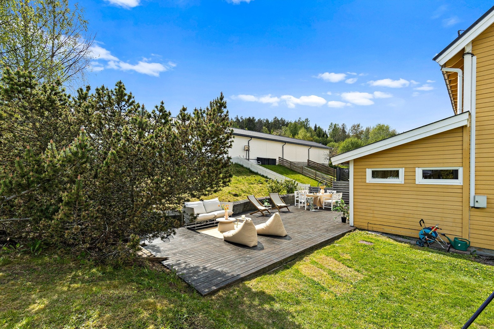 Her får du en sjelden mulighet til å sikre deg en av de beste beliggenhetene i Munkebekken! Som enderekkehus har boligen en stor og usjenert hage, og en markterrasse på ca. 65 m². Foto: Pål Aanerud Galleribilde