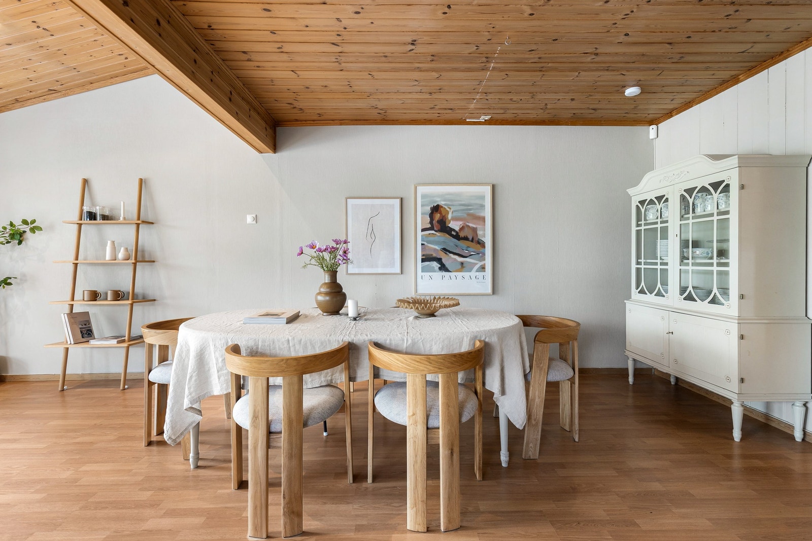 Spisestuen er en naturlig del av det åpne stuerommet, med god plass til gjester. Galleribilde