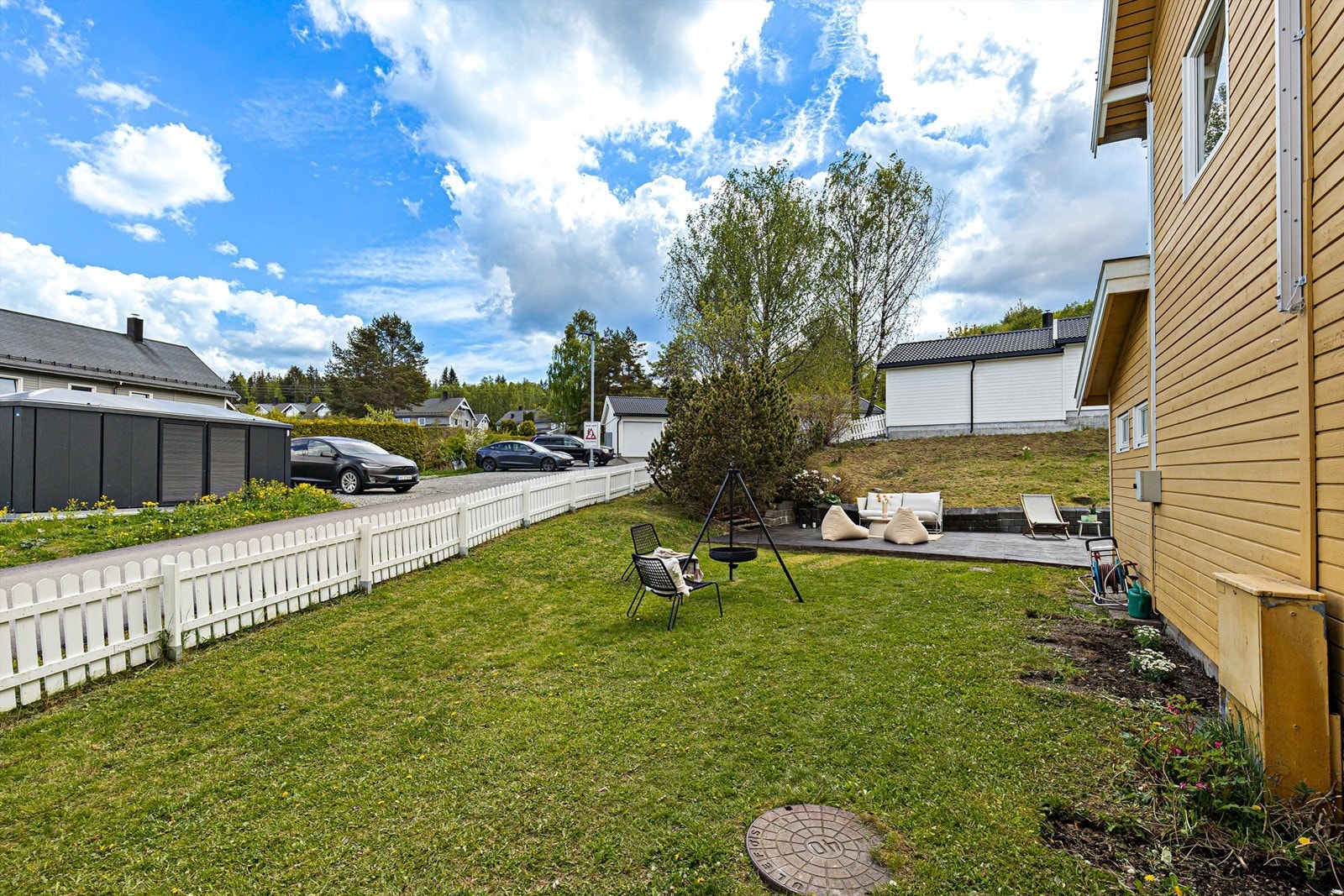 Stor flat opparbeidet hage med gode solforhold. Galleribilde