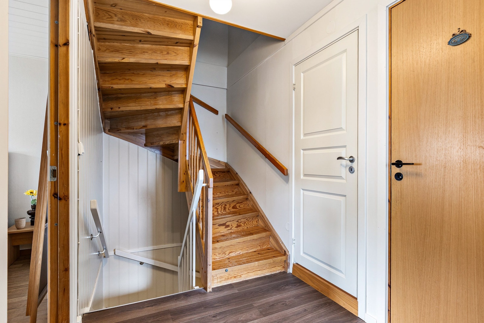 Trappen fører videre opp til loftet. Galleribilde