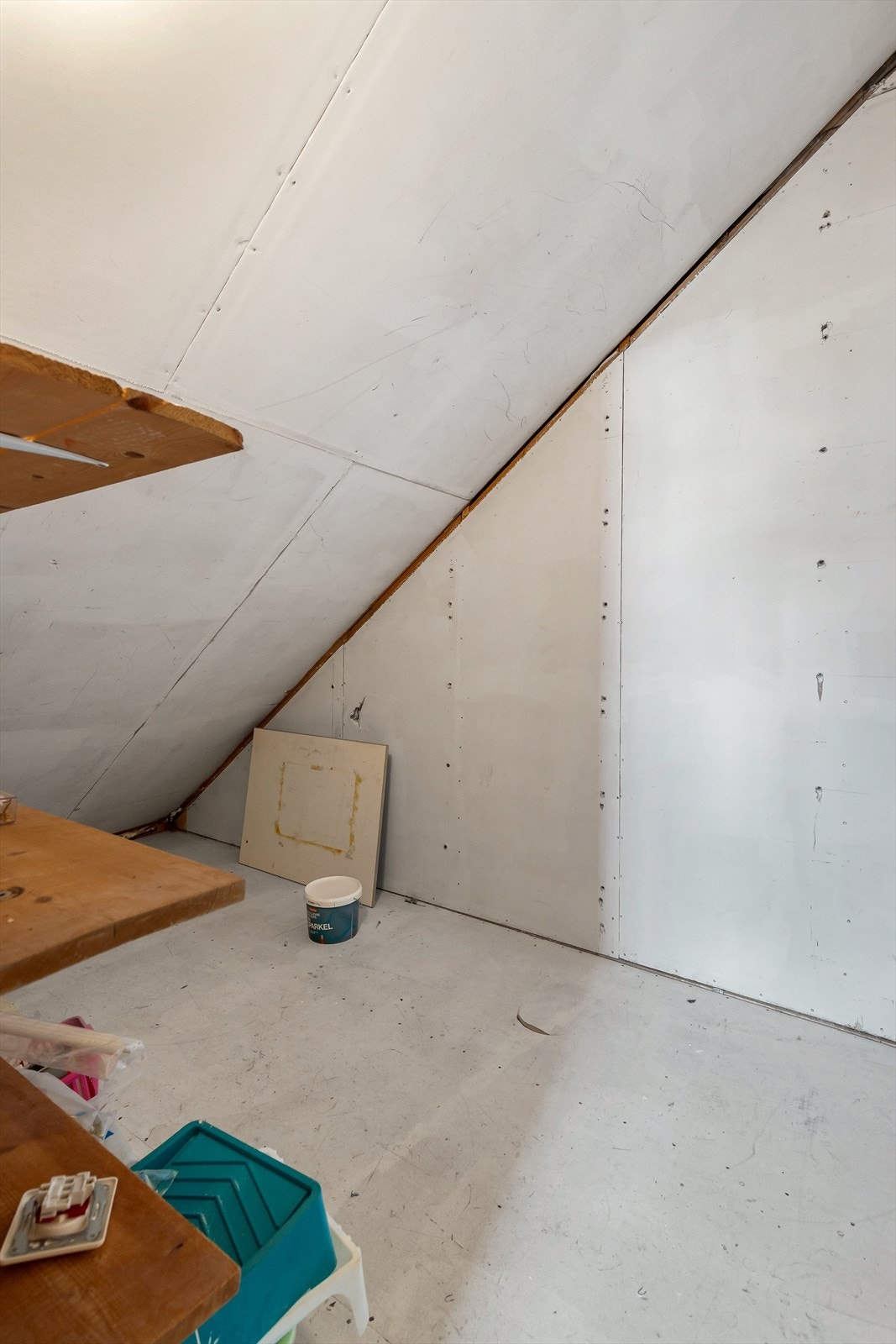 Loftet har en romslig bod for ekstra lagringsplass. Galleribilde
