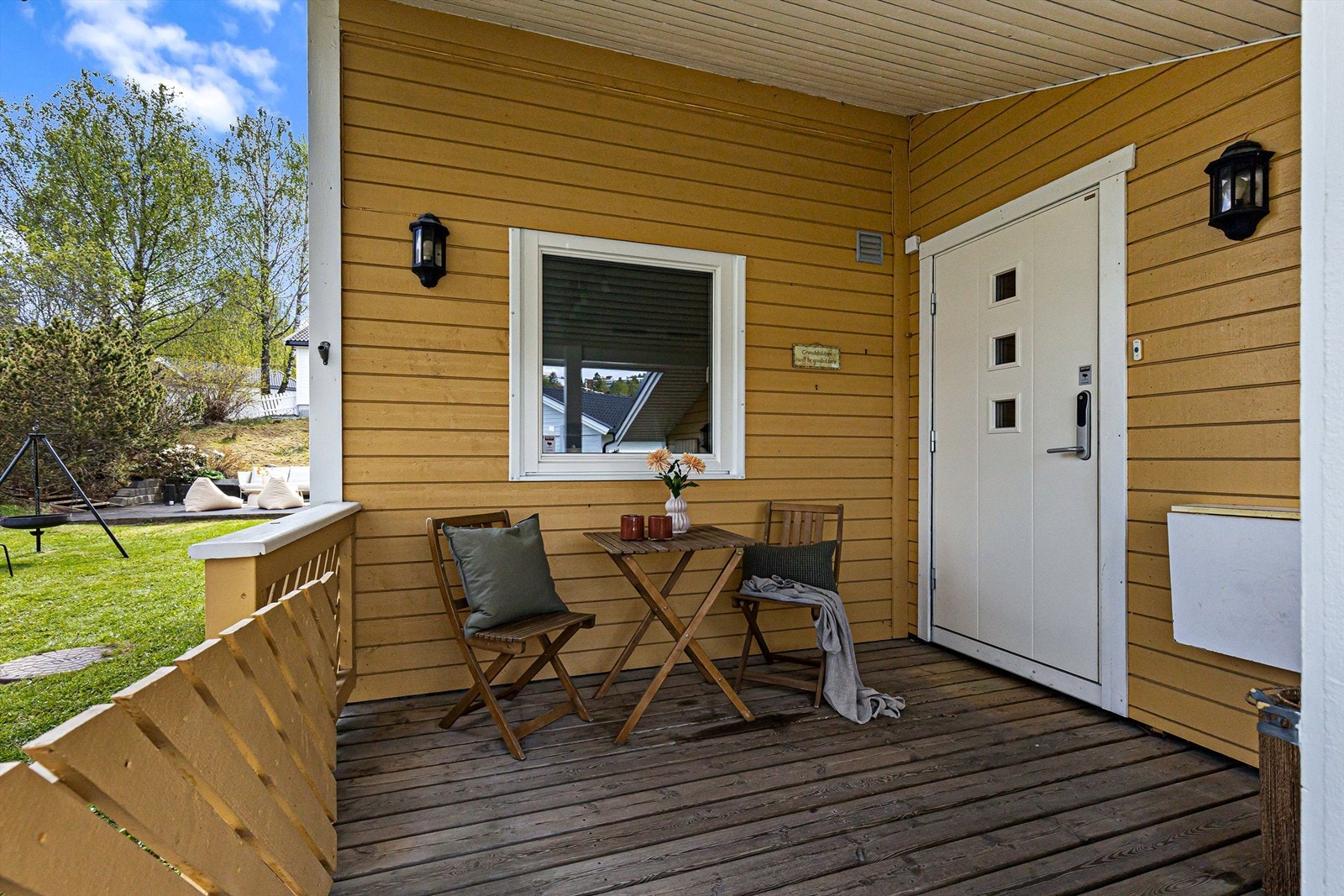 Overbygget inngangsparti med en platting på ca. 7 m² som gir en varm velkomst. Galleribilde