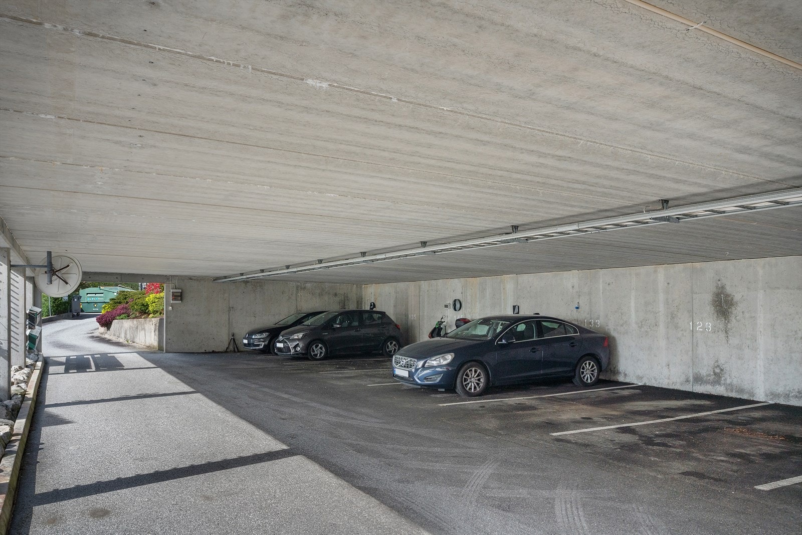 - Medfølgende parkeringsplass i carport - Galleribilde