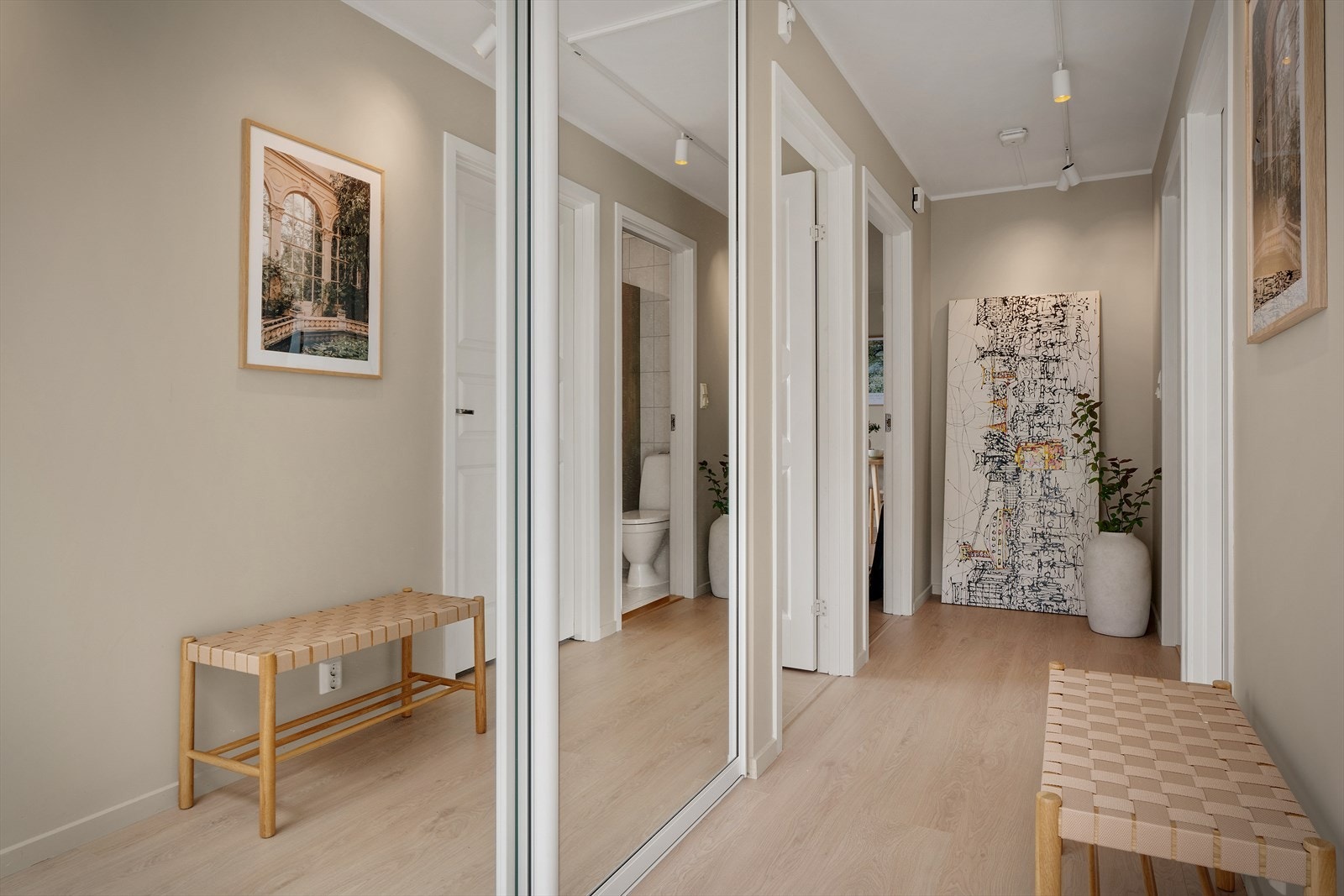 - Integrert 2-dørs speilgarderobe fra Amiga i entré, ny i 2026 - Galleribilde