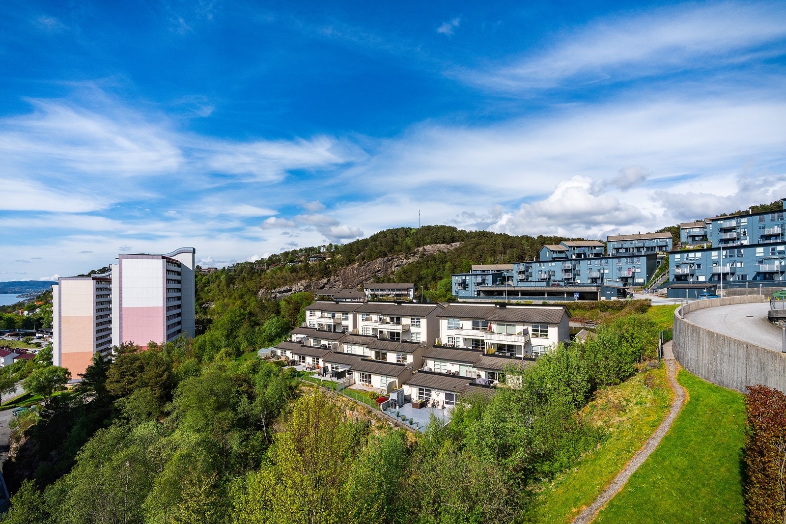 - Et rolig boligområde med lite gjennomgangstrafikk, med nærhet til sjø, fjell og bykjernen - Galleribilde