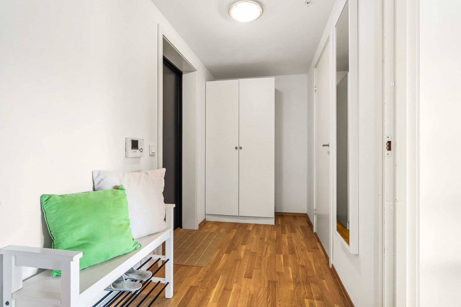 Entré med plass til oppbevaring av yttertøy og sko. Galleribilde
