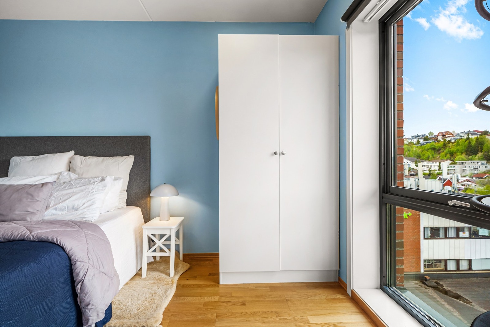 Lyst og hyggelig soverom med gode lysforhold. Galleribilde