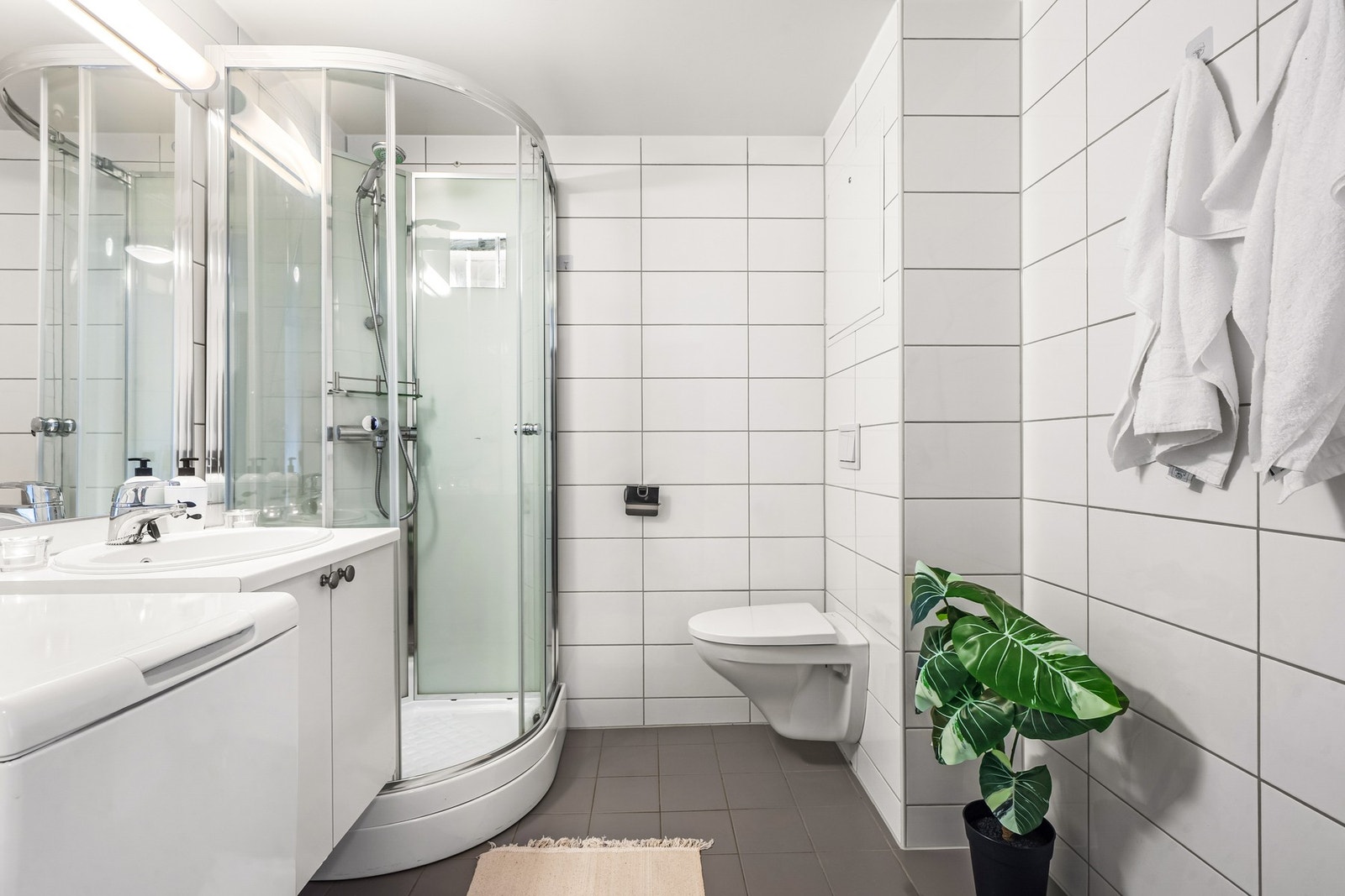 Bad med varmekabler og opplegg for vaskemaskin. Galleribilde