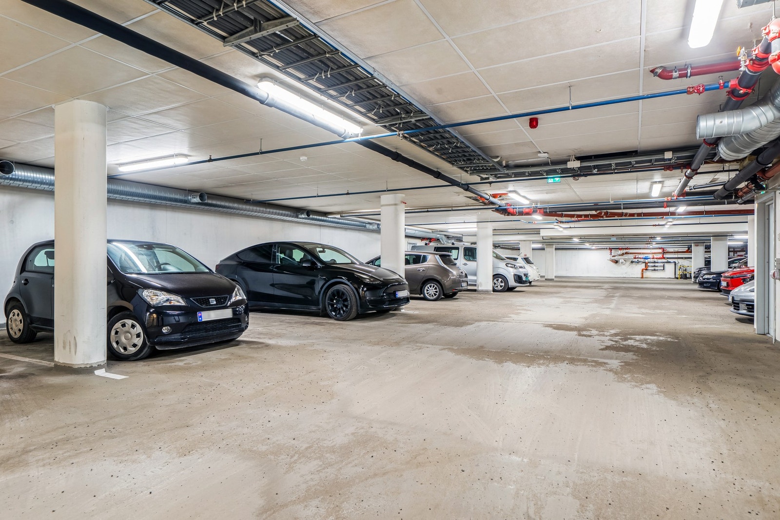 Garasjeplass i felles garasjeanlegg med enkel adkomst. Galleribilde