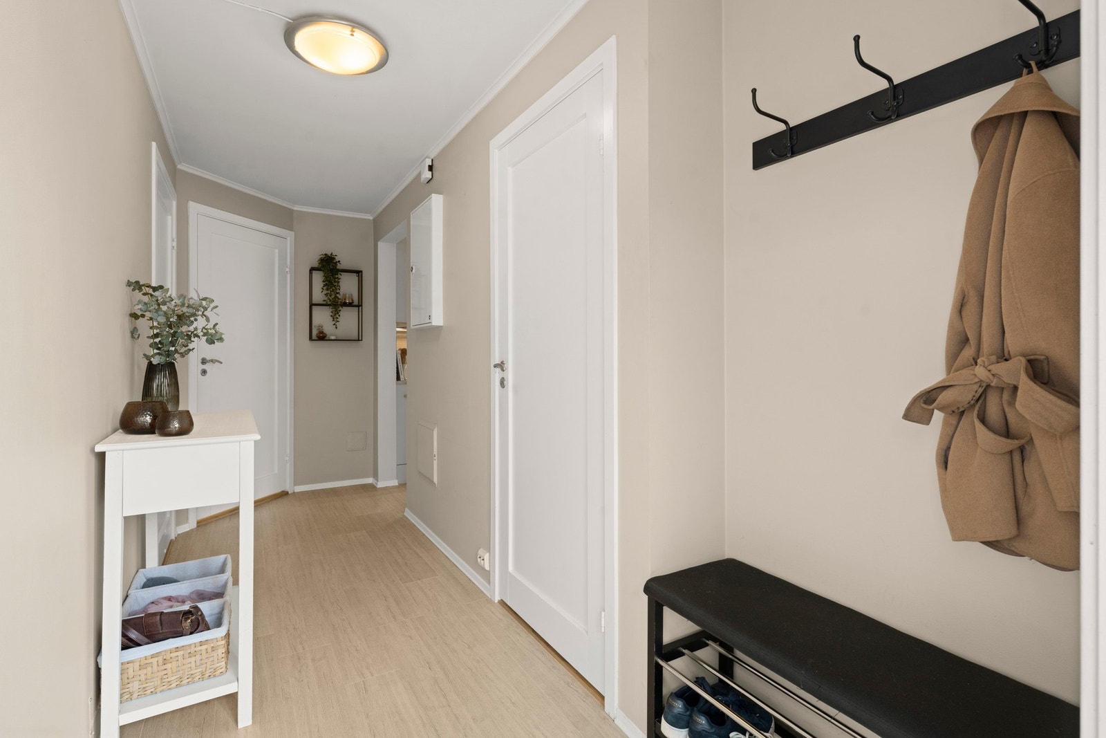 Entre/hall med adkomst til soverommene og bad/vaskerom Galleribilde