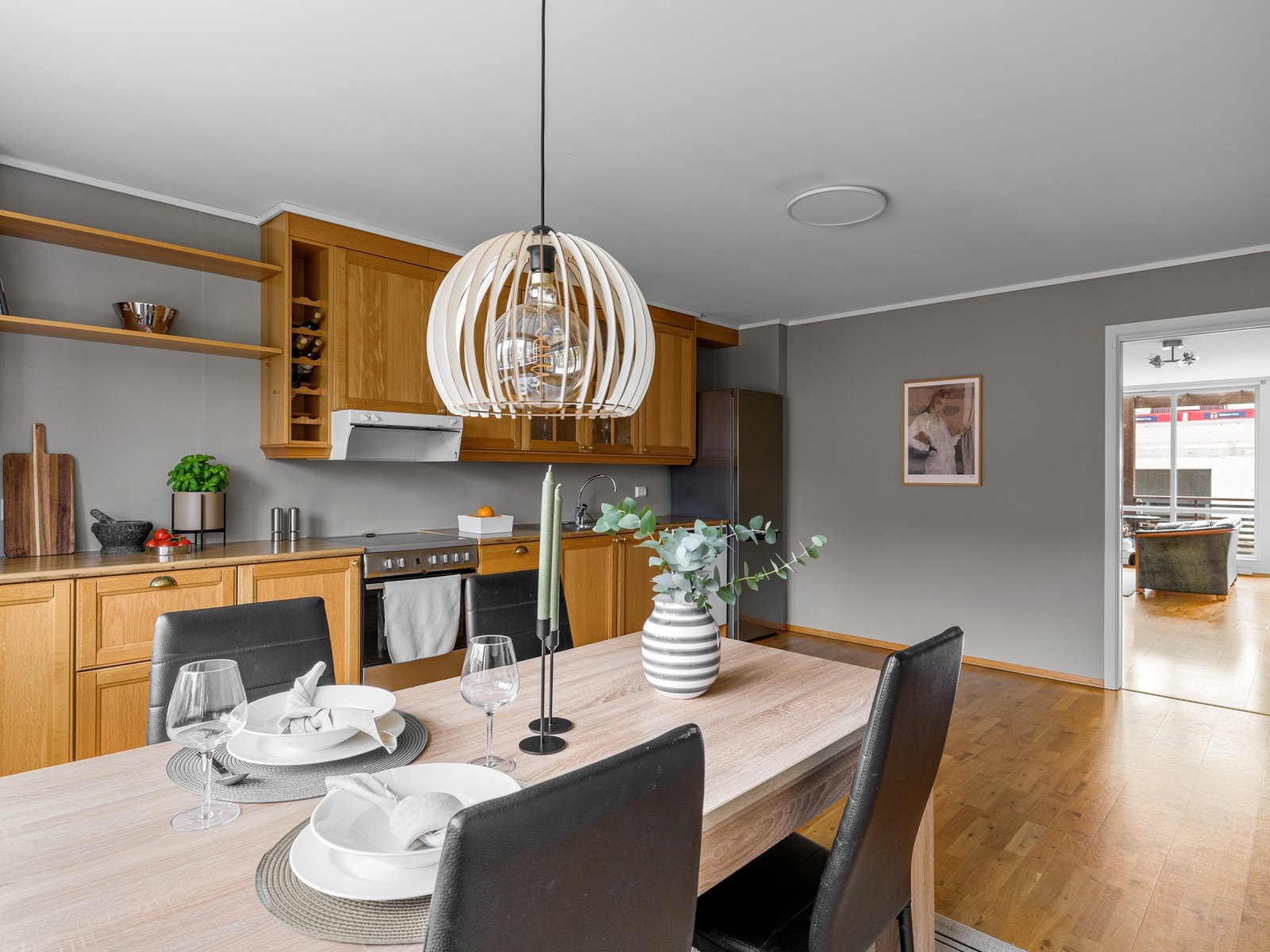 Kjøkkeninnredning med profilerte fronter og laminatbenkeplate. Galleribilde