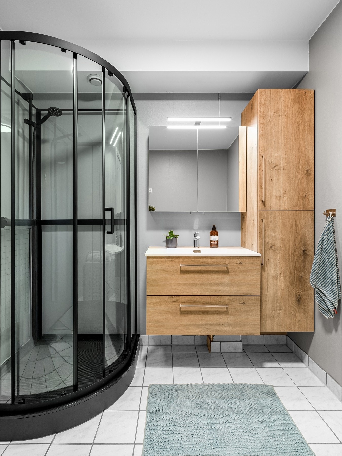 Badet er innredet med servantskap og speil. Galleribilde