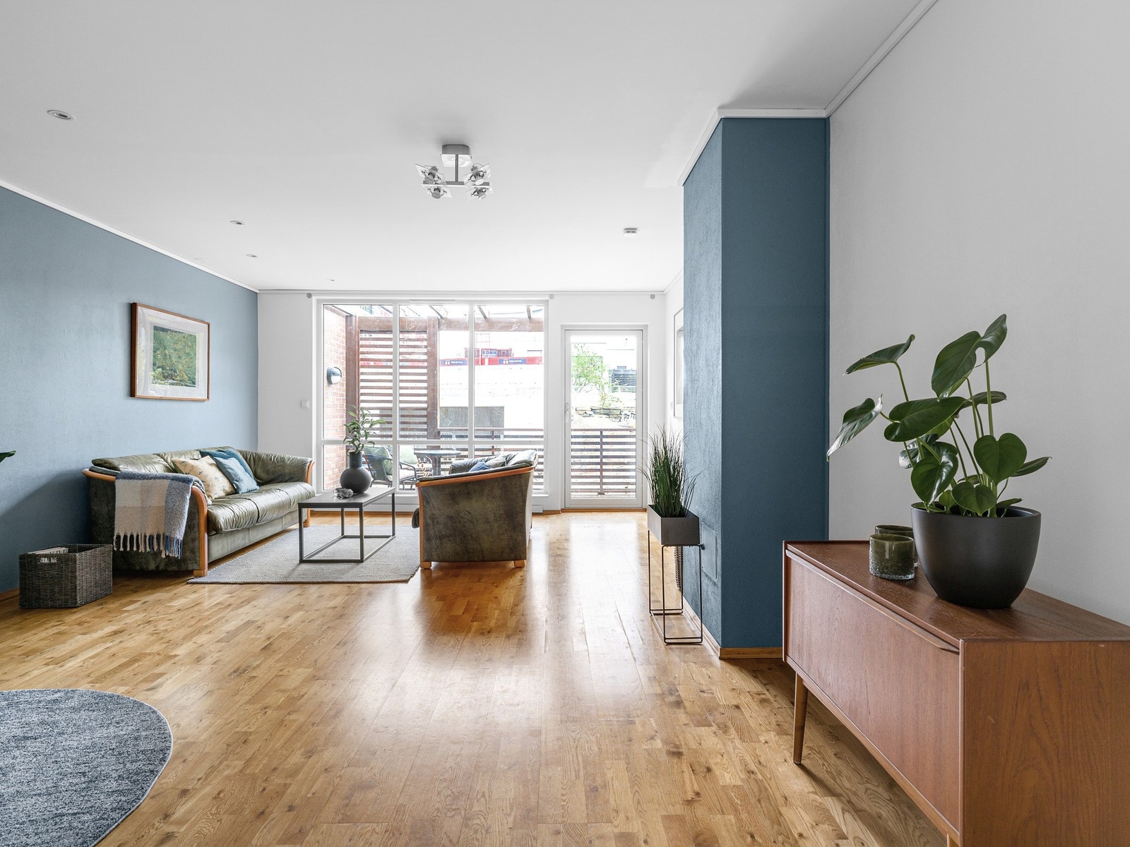 Rommet har god plass til sofagruppe og tv-seksjon. Galleribilde
