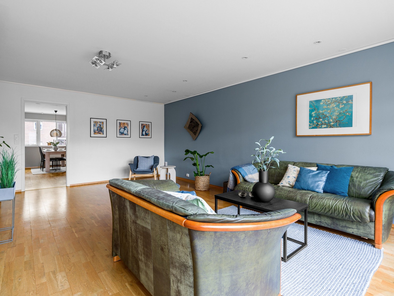 Dette gir en åpen og sosial planløsning, perfekt for samvær og middager i hyggelige omgivelser. Galleribilde