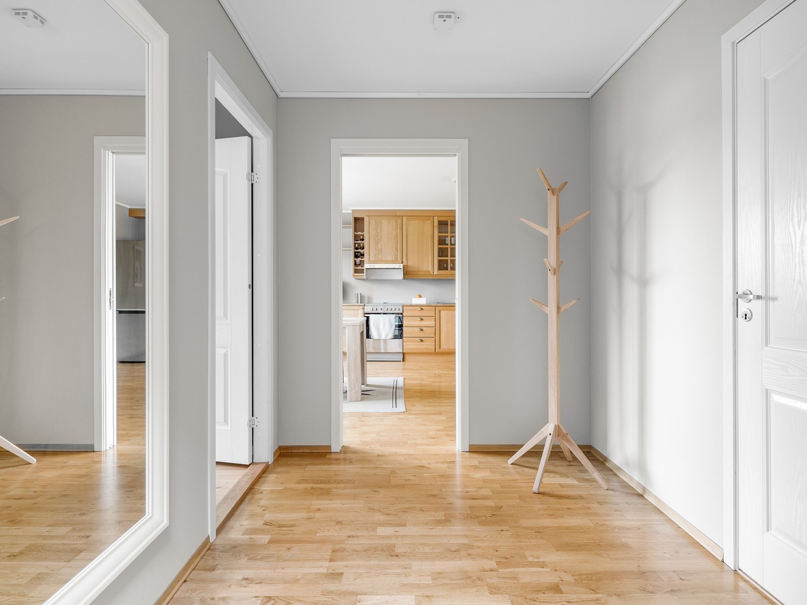 Rommet har god plass til garderobeløsning for oppheng av yttertøy og sko. Galleribilde