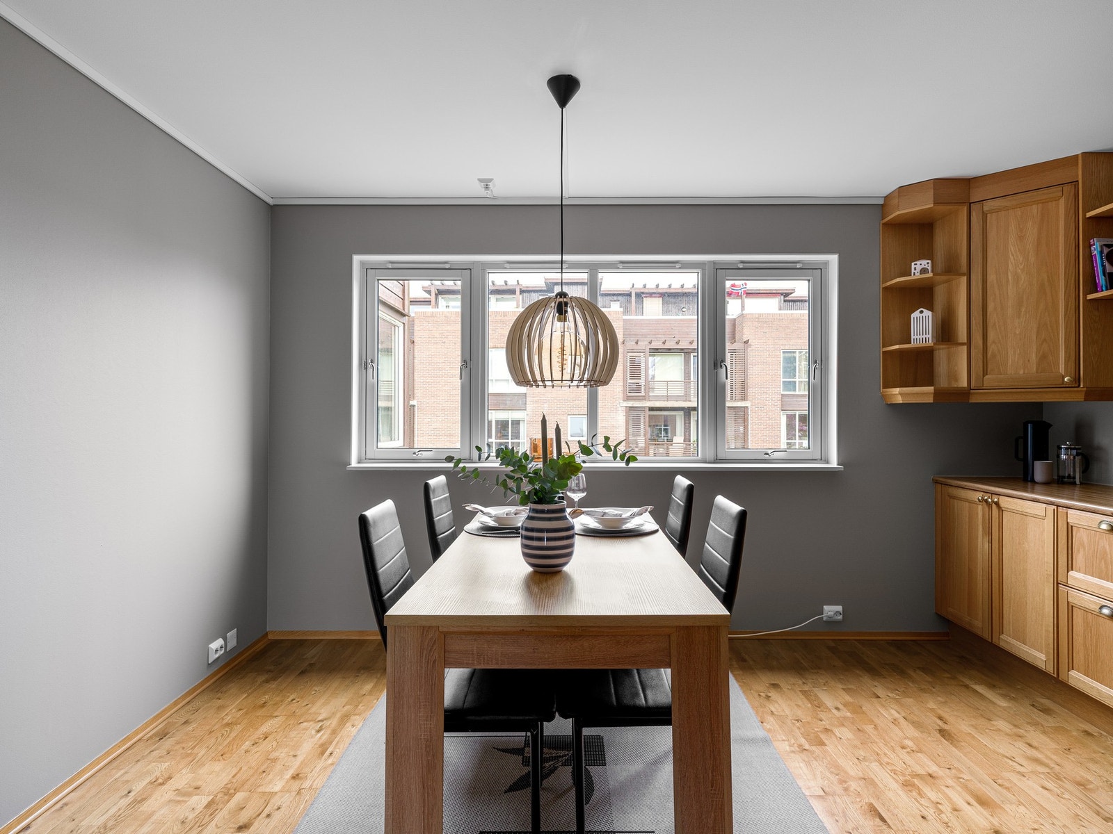Den åpne løsningen mot spiseområdet skaper en sosial og innbydende atmosfære, med god plass til spisebord - ideelt både til hverdagsmåltider og hyggelige sammenkomster med gjester. Galleribilde