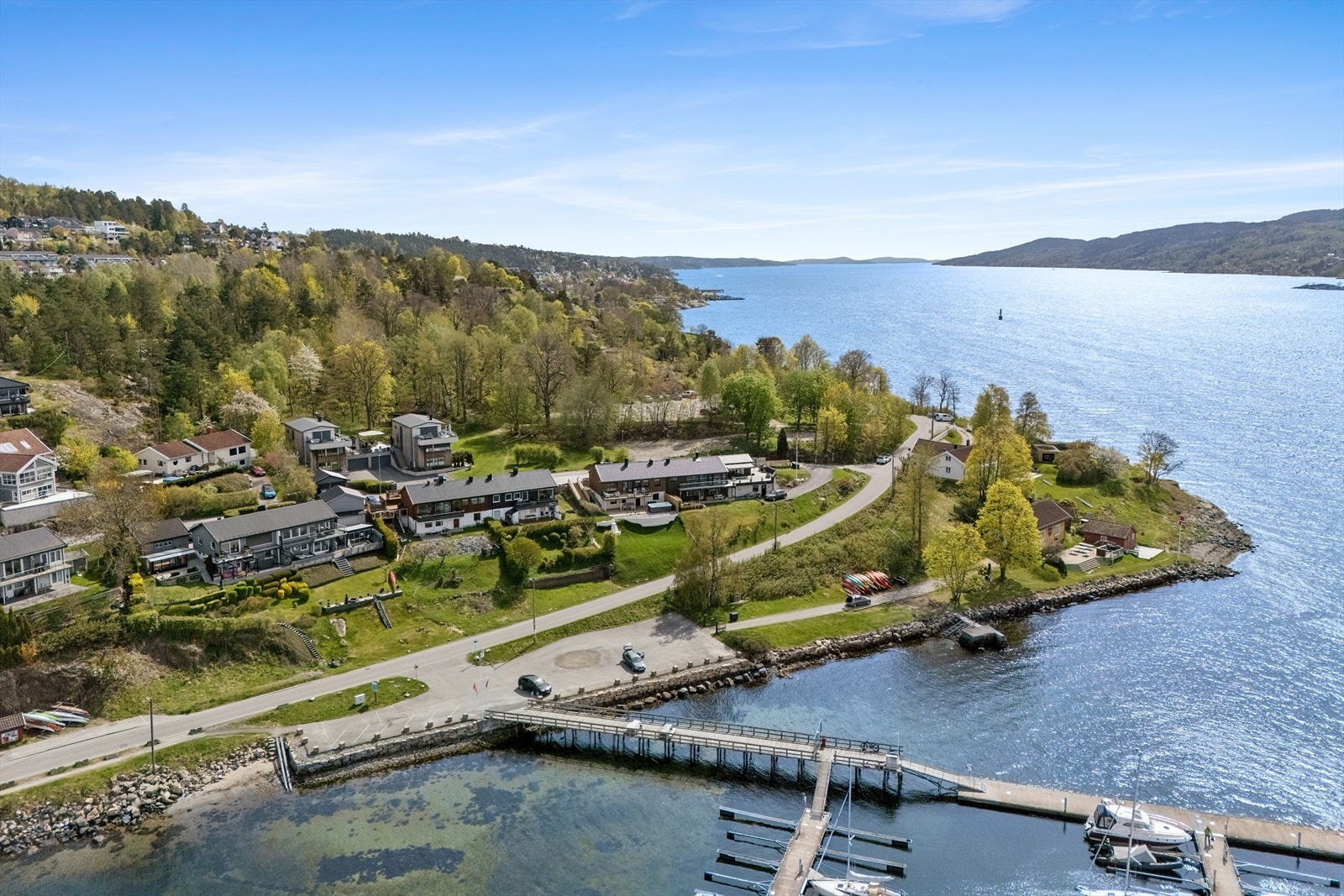 Kort gangavstand til Vindfangerbukta med båthavn og badeplasser. Galleribilde