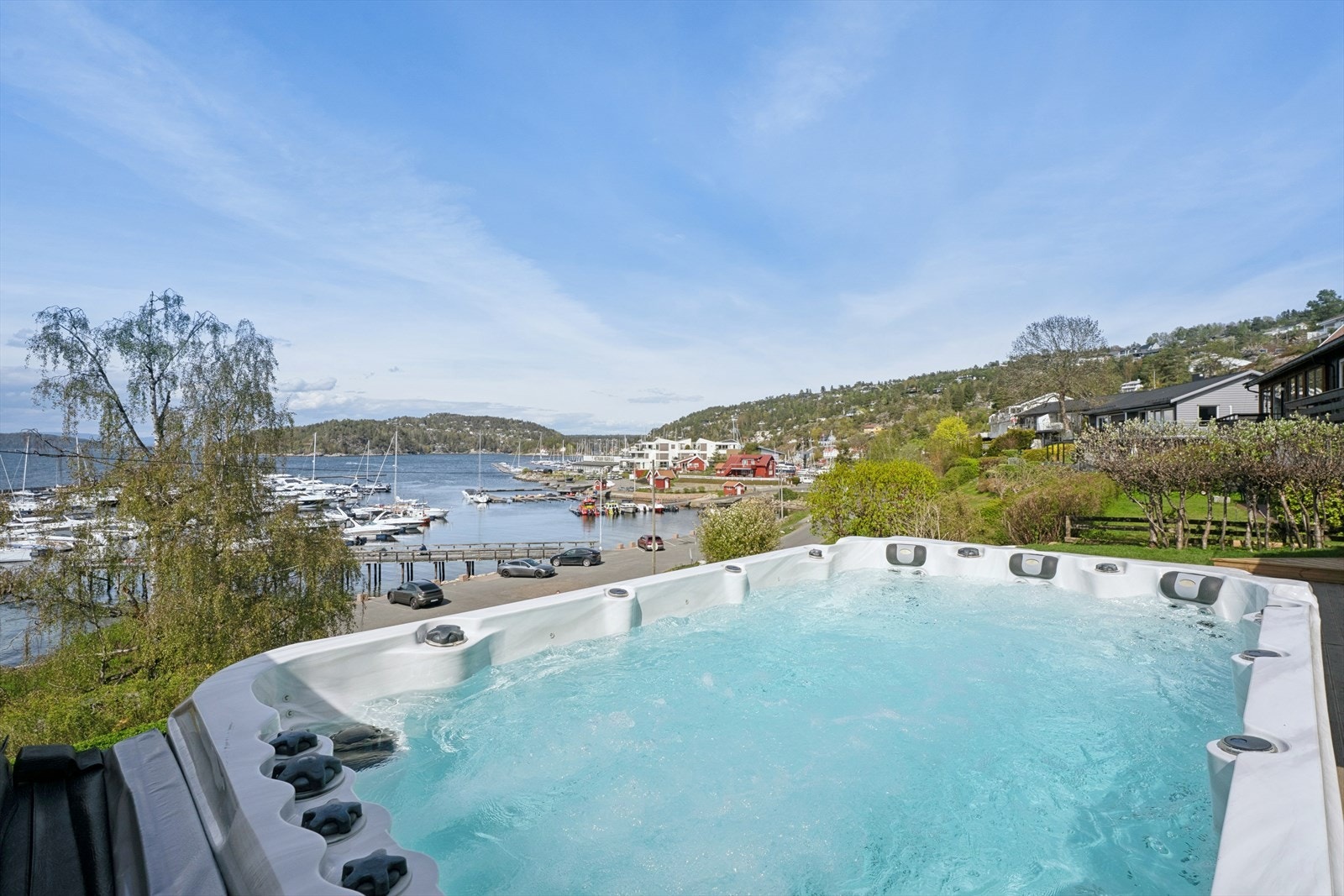 Utsikt fra jacuzzien mot Vindfangerbukta. Galleribilde