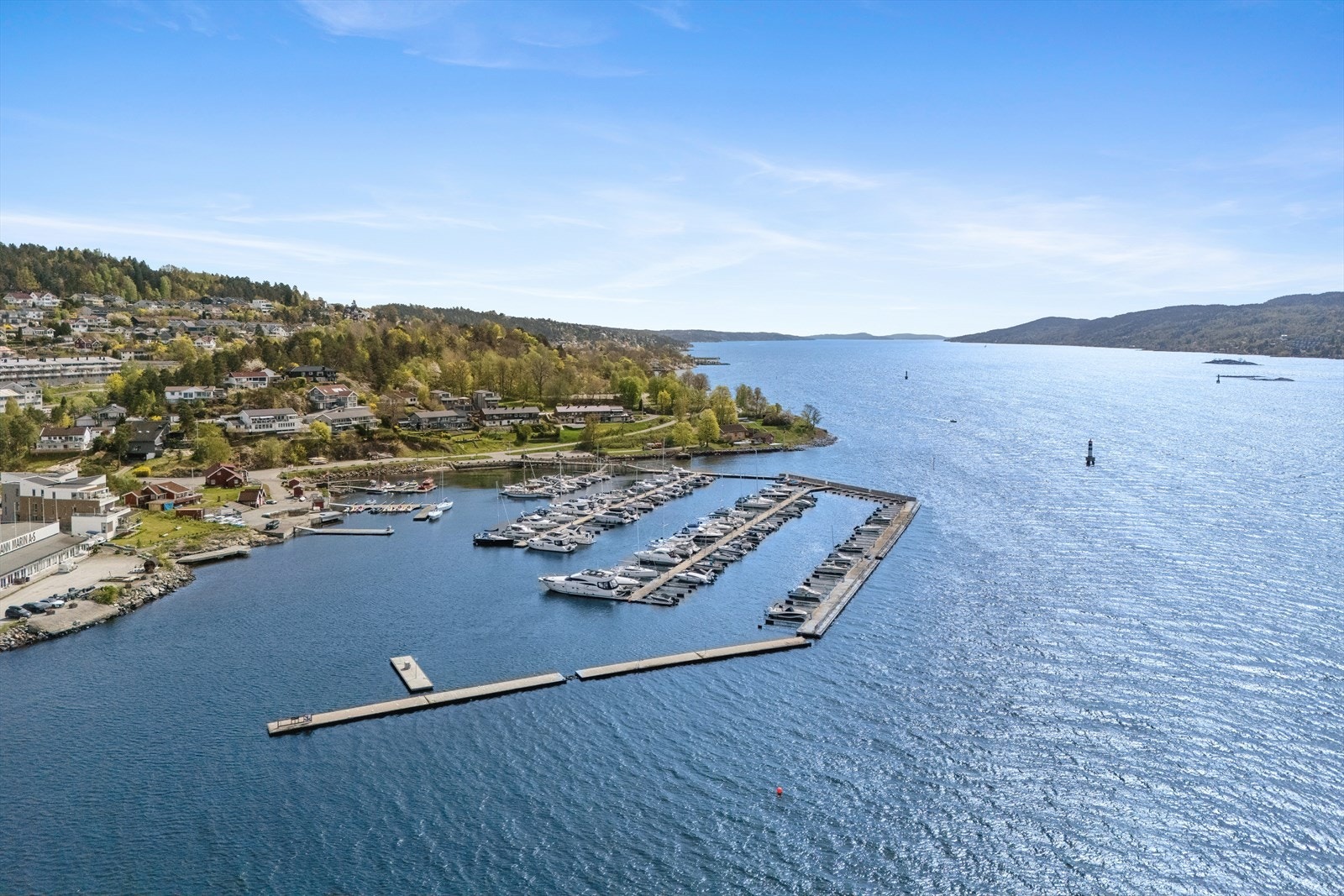 Drøbak sentrum med sitt rike tilbud av butikker, kafeer og kulturliv er lett tilgjengelig til fots. Galleribilde