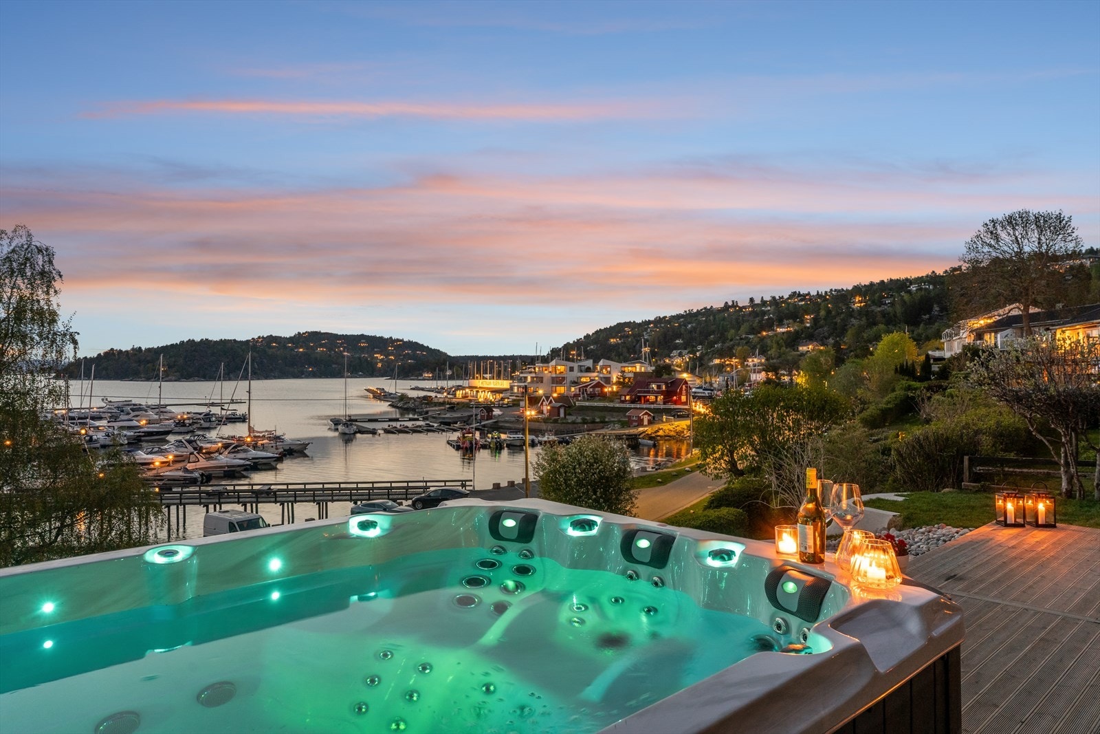 Jacuzzi etablert i tilknytning til den nedre terrassen, med utsikt mot båthavnen. Galleribilde
