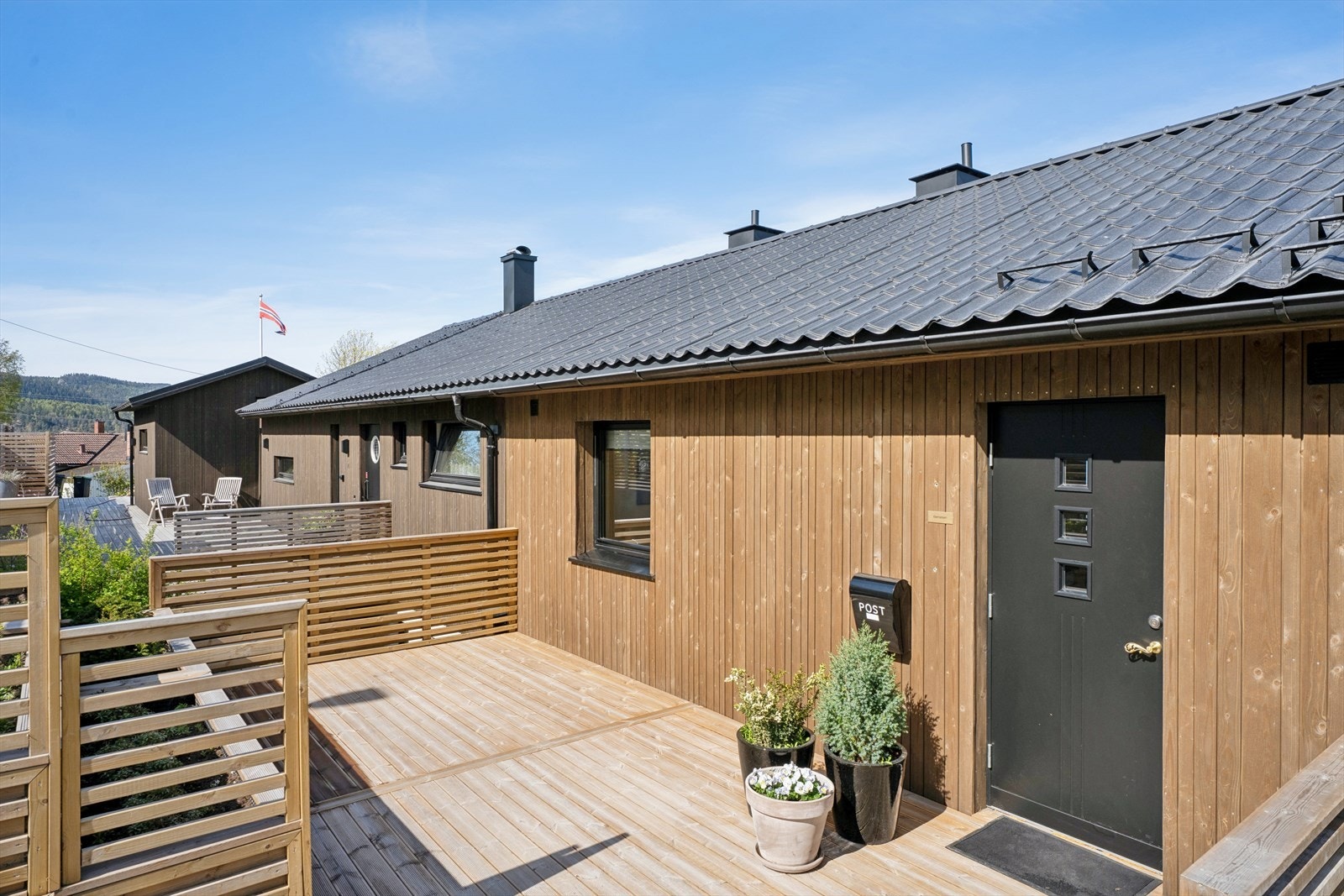 Ved inngangspartiet er det en platting på ca. 19 m². Galleribilde
