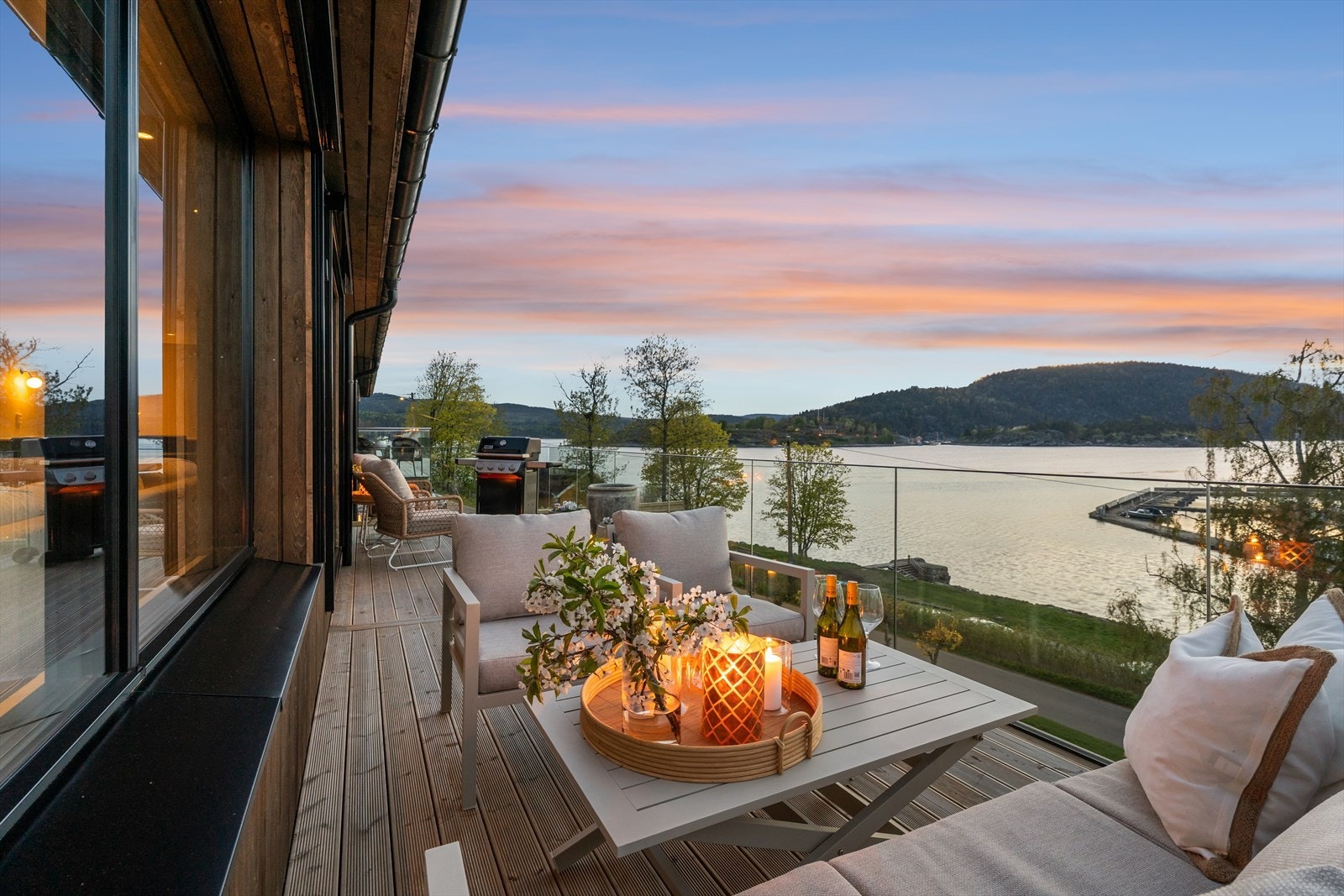 Stemningsfull belysning på terrassen skaper en hyggelig atmosfære om kvelden. Galleribilde