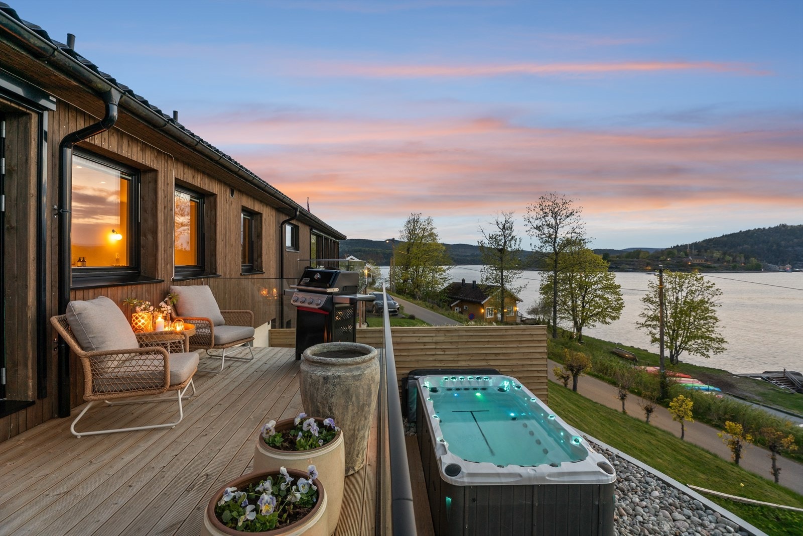 Når kvelden senker seg over Drøbaksfjorden, forvandles terrassen til et stemningsfullt fristed. De rolige omgivelsene og den åpne utsikten mot fjorden, skaper en helt spesiell atmosfære. Galleribilde