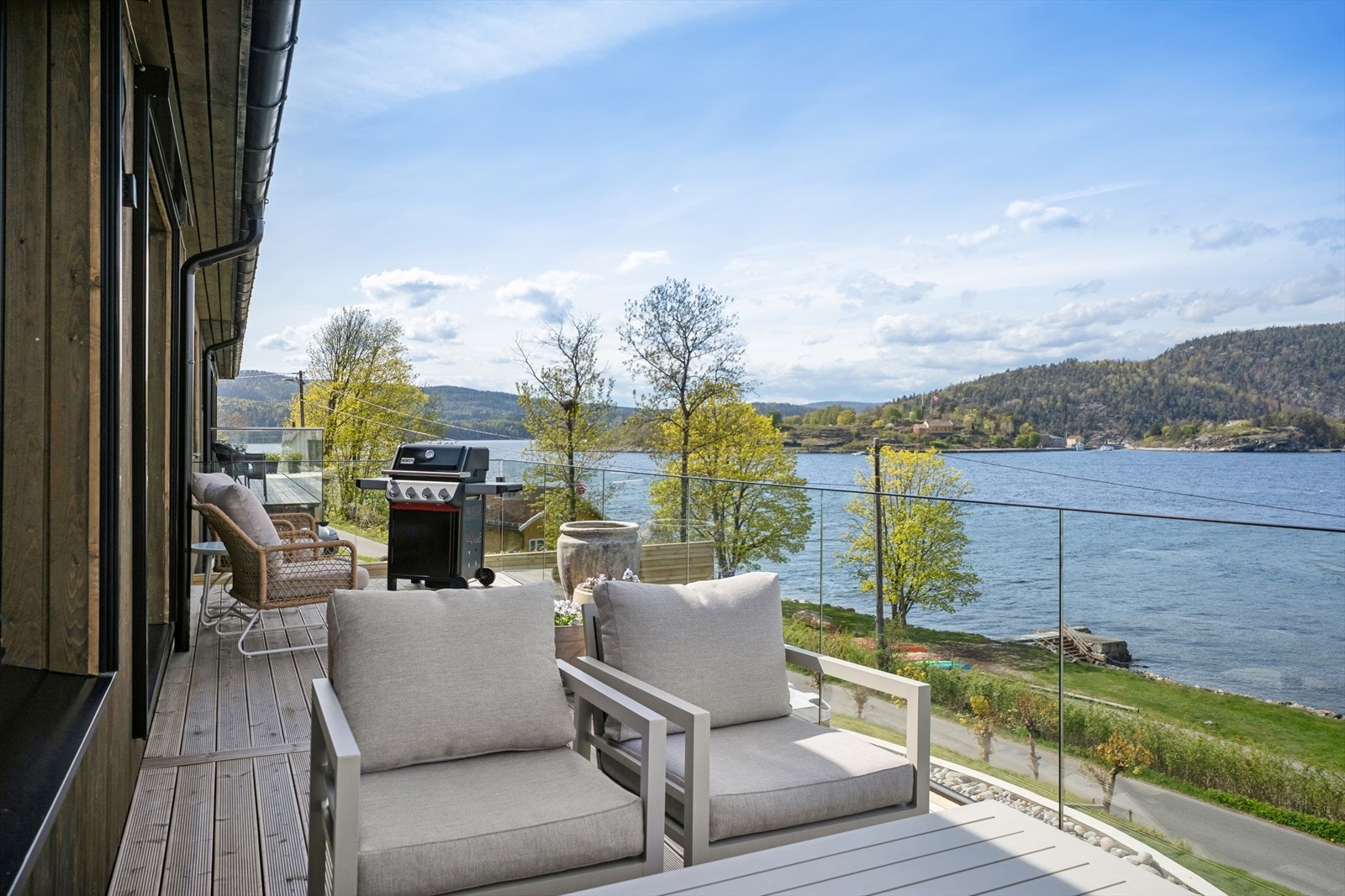 En romslig uteplass med god plass til både sittegruppe, loungeområde og grill - perfekt for hyggelige sammenkomster og avslappende dager utendørs. Galleribilde