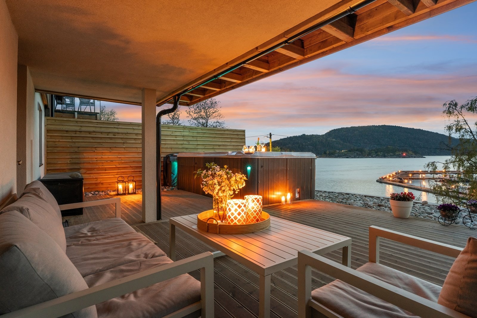 Fra stuen i hybelen er det utgang til en terrasseplatting på hele 51 m². Galleribilde