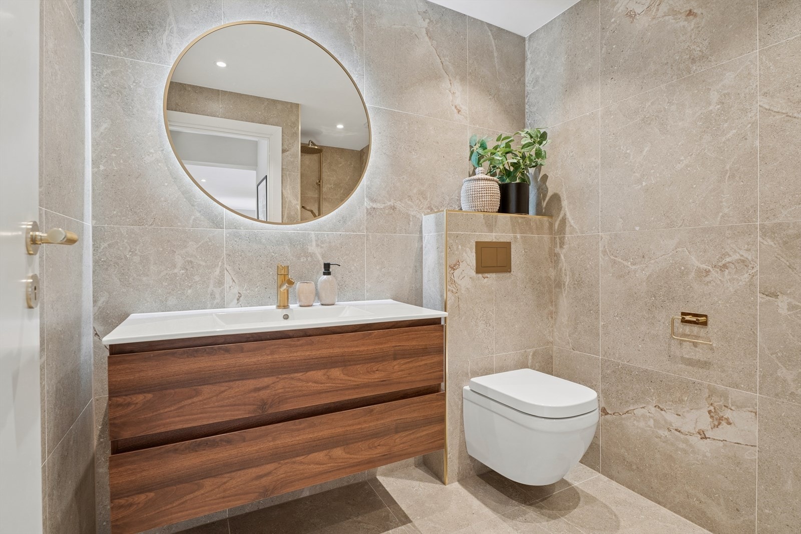 Badet i første etasje ble modernisert i 2025 av håndverksfirma. Det har flislagt gulv med gulvvarme og veggmontert toalett. Galleribilde