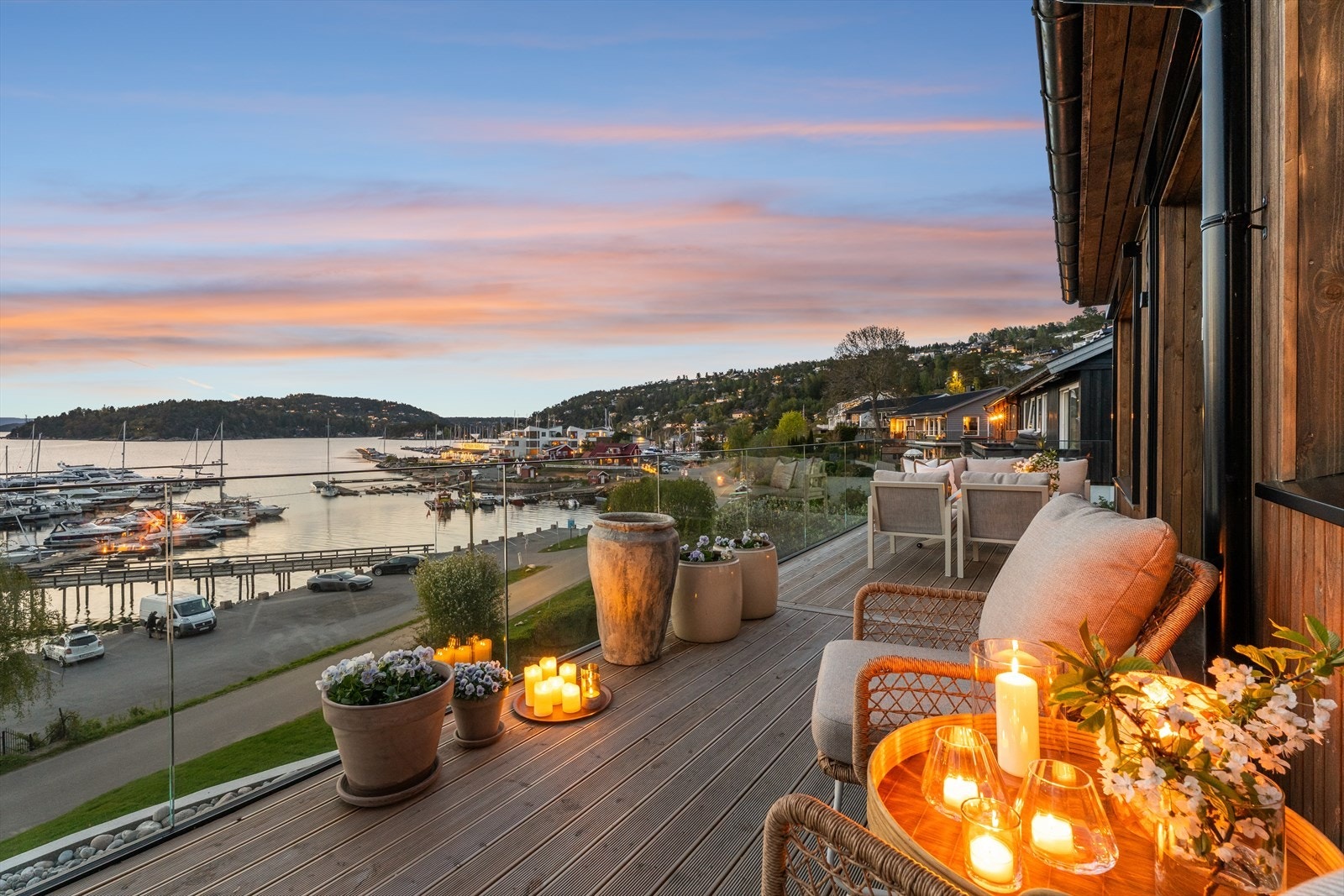 Joachim Norum Larsen i DNB Eiendom presenterer denne moderniserte tomannsbolig i Tingveien 6. Fra den nordvestvendte terrassen er utsikten over Drøbaksundet og Vindfangerbukta. Galleribilde