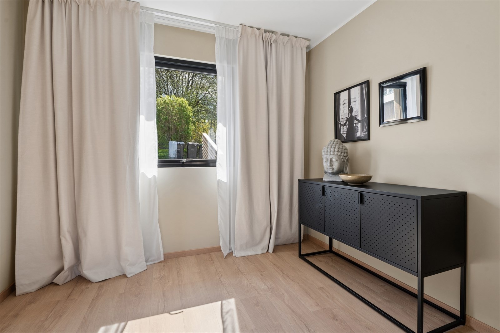 Boligen har totalt tre soverom i denne etasjen, alle med parkett og gulvvarme. Galleribilde