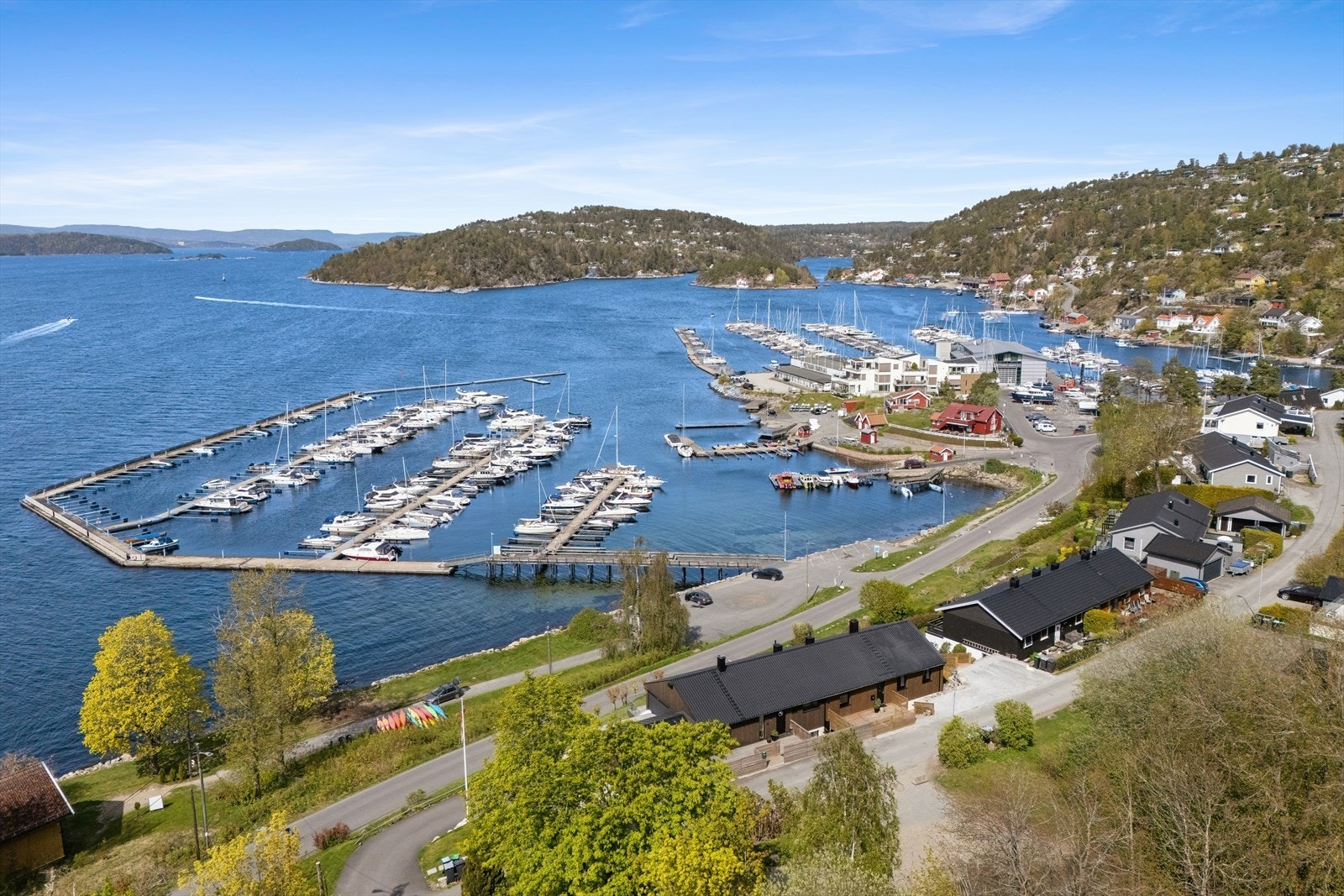 Eiendommen ligger i et veletablert og etterspurt boligområde på Husvik. Galleribilde