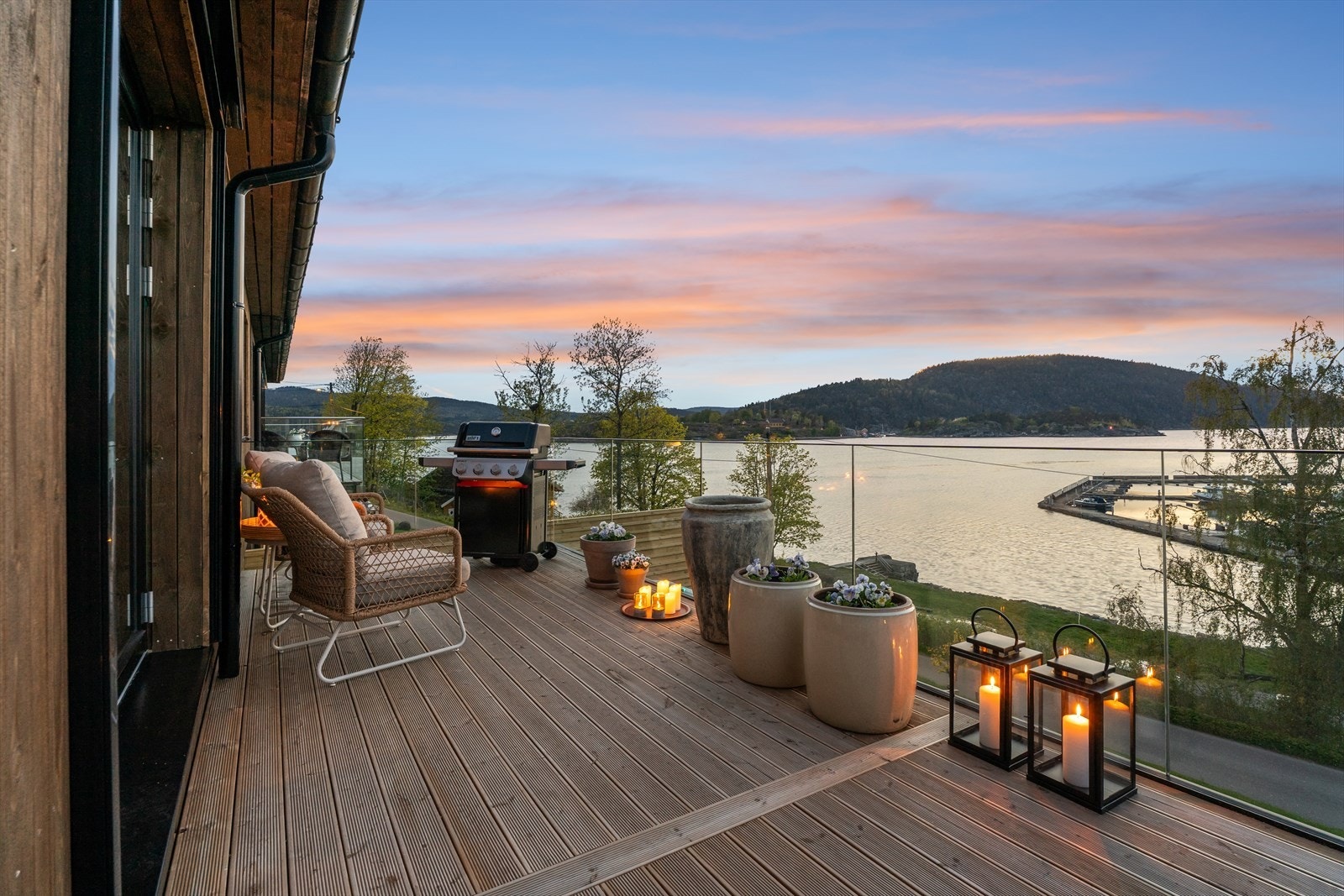 Uteplassen er orientert mot nordvest, noe som gir gode solforhold på ettermiddag og kveld med fantastisk utsikt over fjorden, Galleribilde