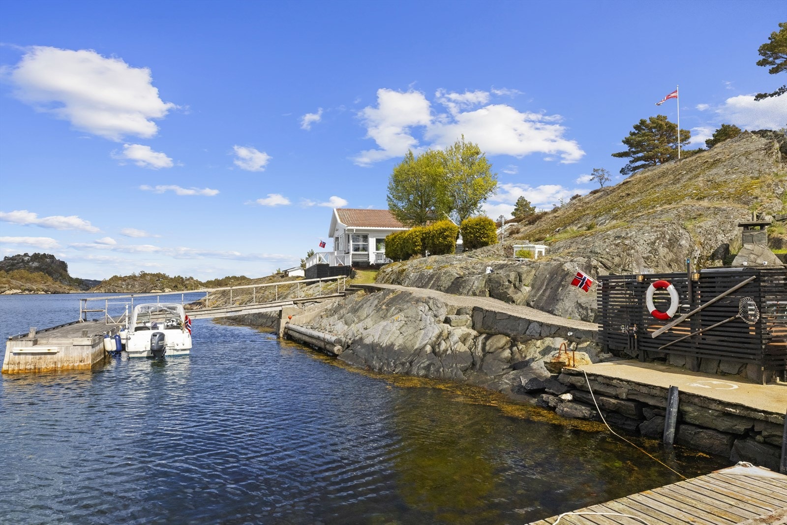 Eiendommen strekker seg helt ned til sjøen og inkluderer et naust fra 1984 og privat bryggeanlegg. Galleribilde