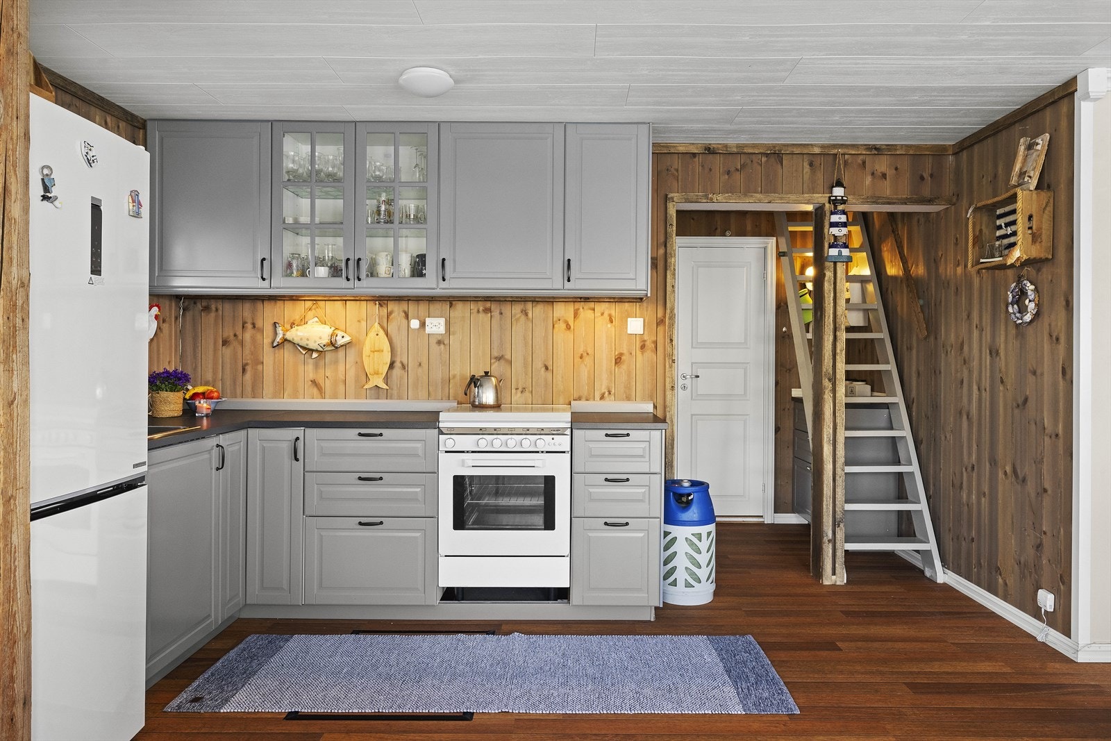 Kjøkkeninnredning fra IKEA med profilerte fronter, laminert benkeplate og gasskomfyr. Galleribilde