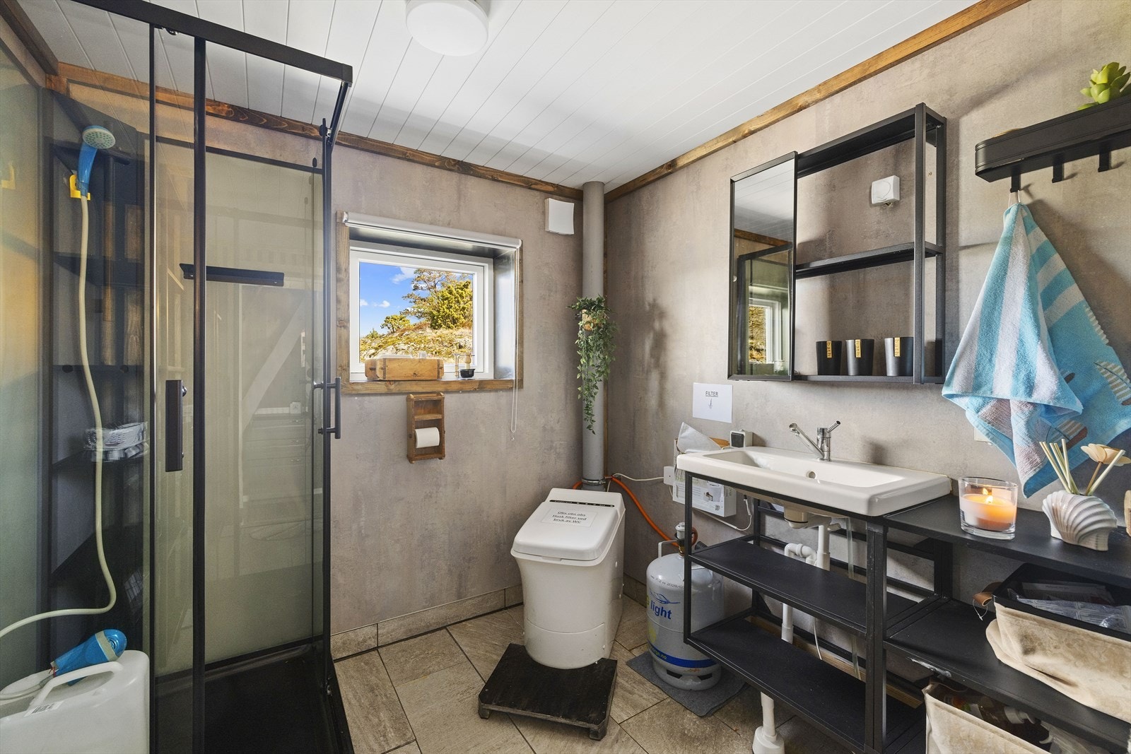 Badet ble modernisert i 2016 med fliser på gulv og baderomsplater på veggene. Galleribilde