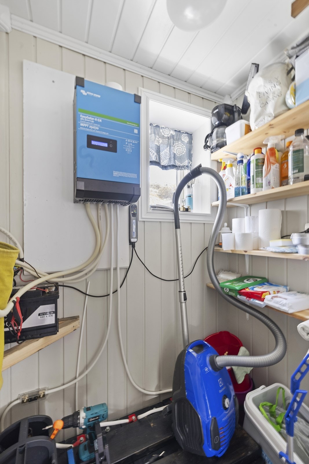 I det tekniske rommet er anlegget for solcellestrøm og batterilagring installert. Galleribilde