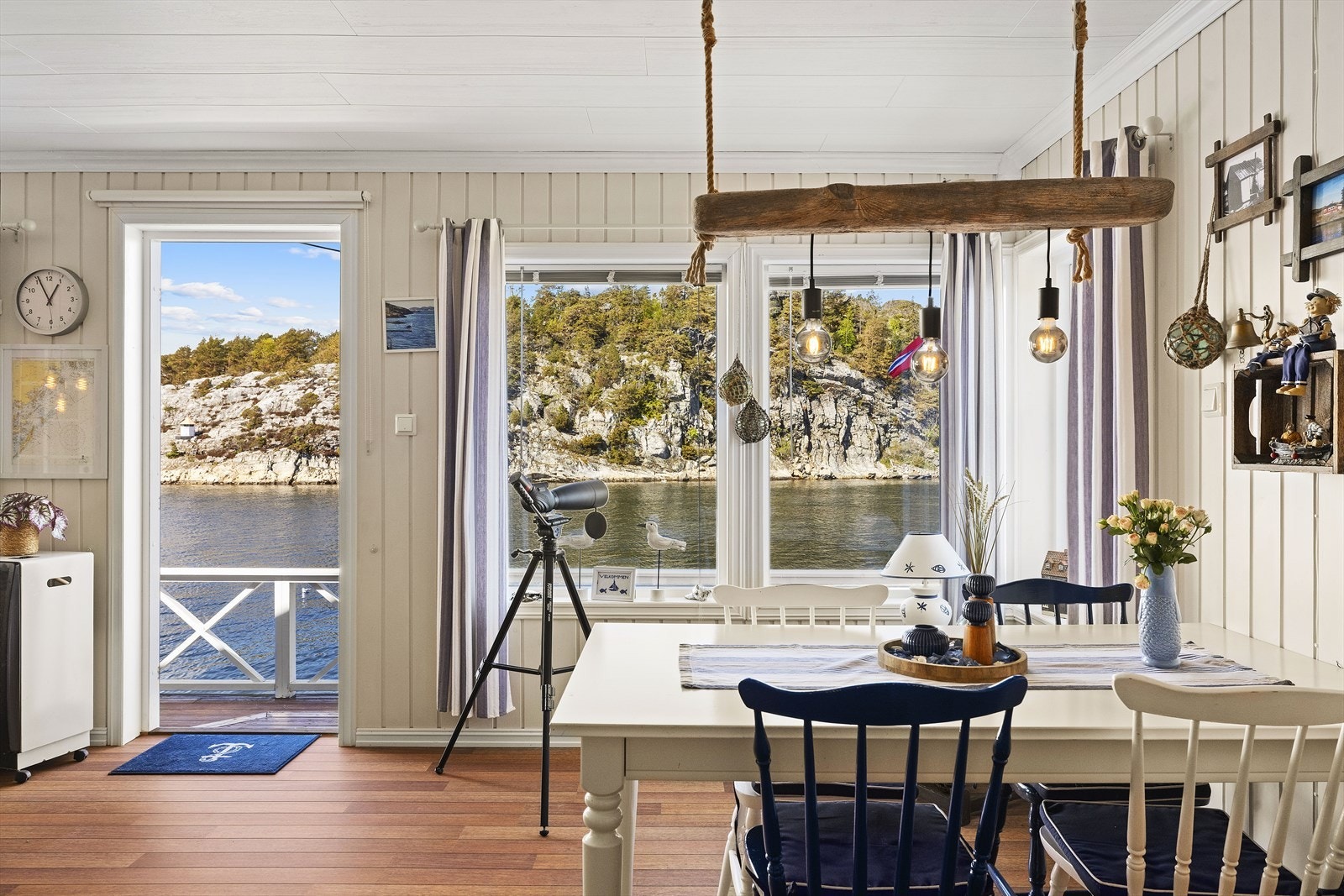 Fra spisestuen er det direkte utgang til den store verandaen. Galleribilde