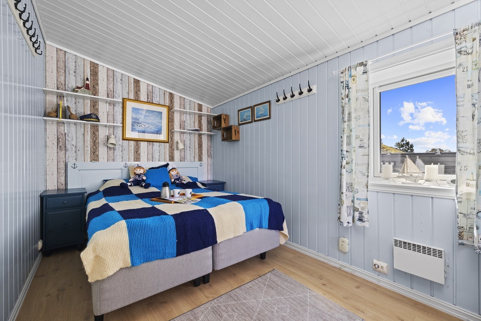 Hytta har to soverom. Begge har malt panel som gir en gjennomgående stil. Galleribilde