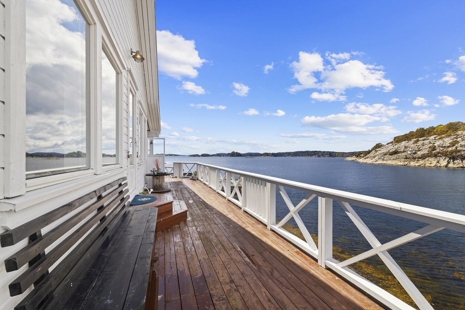 Den store verandaen på 58 m² omkranser hytta og gir rikelig med uteplass ved sjøkanten. Galleribilde