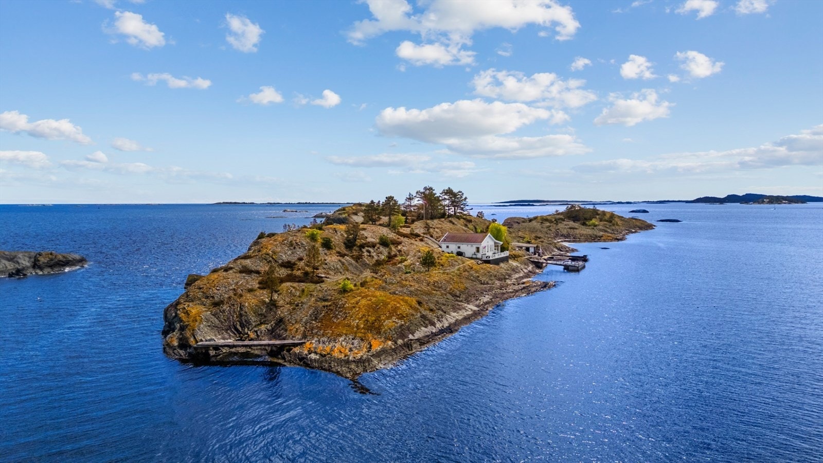 Omgitt av hav og svaberg på nesten alle kanter. Galleribilde