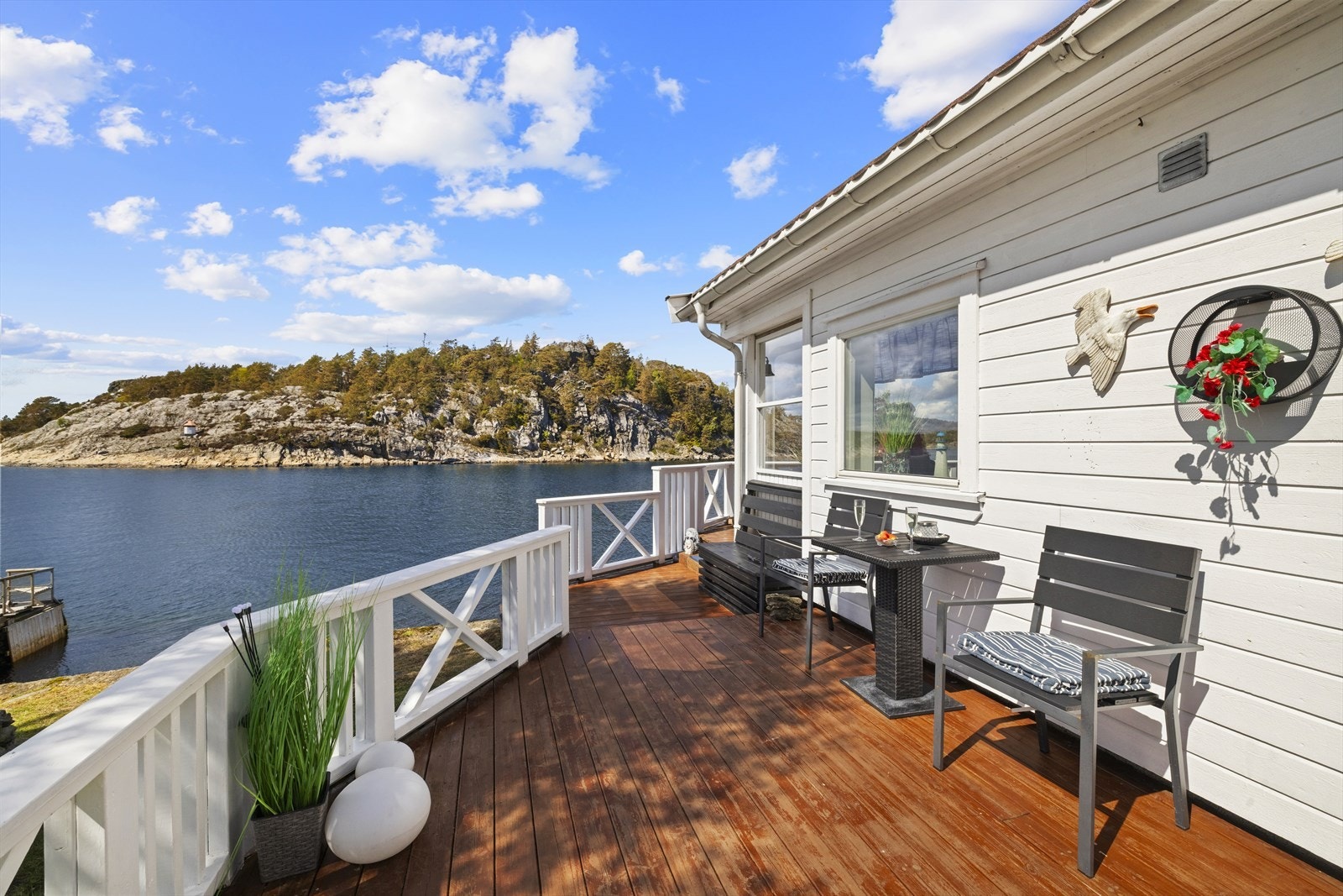 Fasaden har liggende kledning som ble montert i 2015. Galleribilde