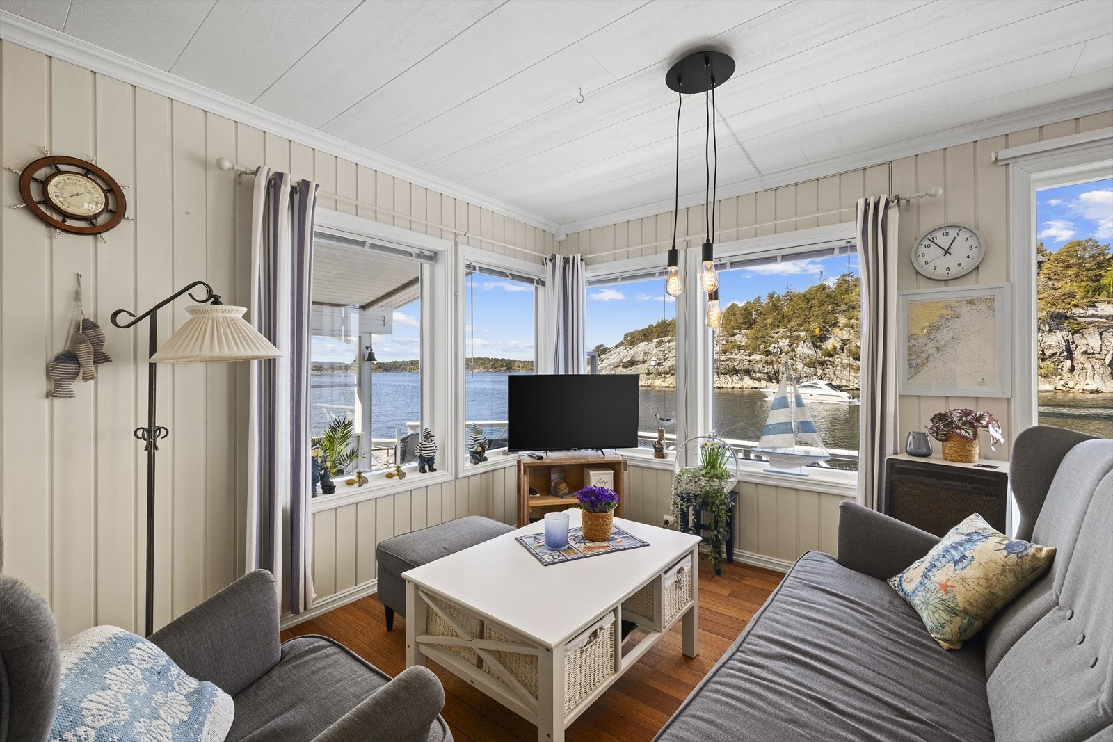 Vinduene med 2-lags glass er fra 2015 og slipper inn rikelig med dagslys. Galleribilde