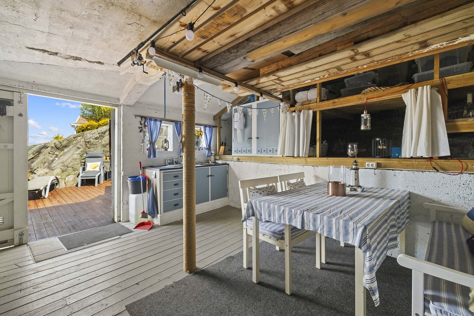 Direkte utgang fra naustet til brygge og uteplass ved vannkanten. Galleribilde